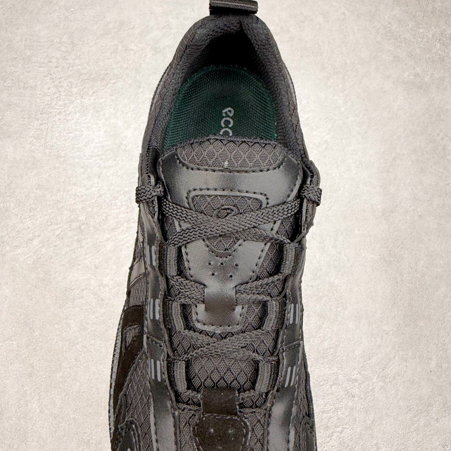 图片[5]-ECCO爱步 BIOM LITE 皮革系带时尚耐磨低帮 户外功能鞋 ECCO以三大核心特征为依托：北欧设计风格、鞋履制作、积极的生活方式。北欧设计风格：北欧设计特点是独特、有格调、实用和简约，并且品质优良。鞋履制作：ECCO钟爱鞋履制作以及一切与鞋履制作相关的事物。积极的生活方式：ECCO的创始人希望制作出的鞋履无需磨合，即可完美贴合脚型，帮助人们享受行走的乐趣。ECCO的成功源自其产品质量和创新的技术水平，恪守“鞋遵循双足”的设计理念，将的舒适度和风格融为一体。ECCO跑遍全世界寻找创新的原料。从制革制鞋一体化的设置，源头上控制皮革质量，确保对人体无害。 尺码：35 36 37 38 39 40 41 42 43 44 （皮鞋码）-选品中心