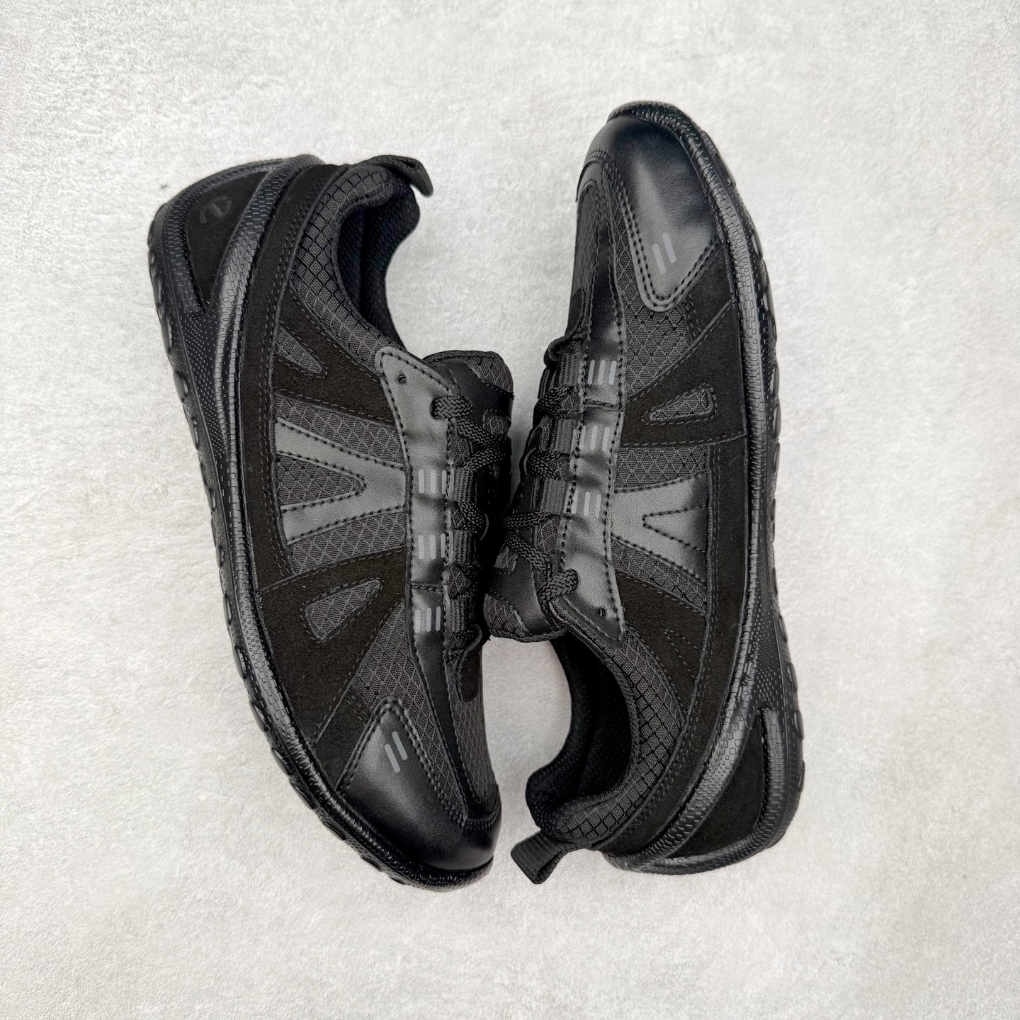 图片[3]-ECCO爱步 BIOM LITE 皮革系带时尚耐磨低帮 户外功能鞋 ECCO以三大核心特征为依托：北欧设计风格、鞋履制作、积极的生活方式。北欧设计风格：北欧设计特点是独特、有格调、实用和简约，并且品质优良。鞋履制作：ECCO钟爱鞋履制作以及一切与鞋履制作相关的事物。积极的生活方式：ECCO的创始人希望制作出的鞋履无需磨合，即可完美贴合脚型，帮助人们享受行走的乐趣。ECCO的成功源自其产品质量和创新的技术水平，恪守“鞋遵循双足”的设计理念，将的舒适度和风格融为一体。ECCO跑遍全世界寻找创新的原料。从制革制鞋一体化的设置，源头上控制皮革质量，确保对人体无害。 尺码：35 36 37 38 39 40 41 42 43 44 （皮鞋码）-选品中心