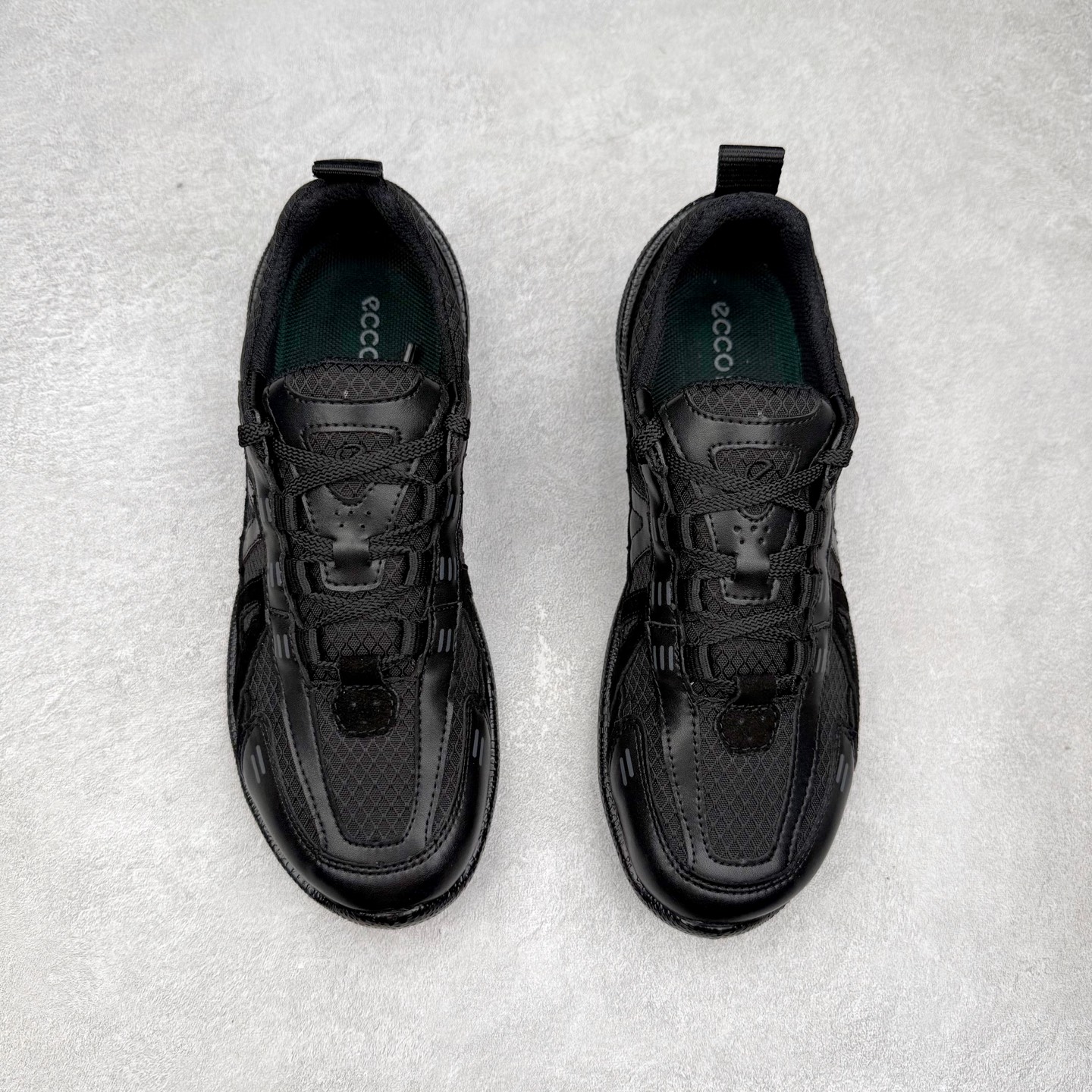 图片[2]-ECCO爱步 BIOM LITE 皮革系带时尚耐磨低帮 户外功能鞋 ECCO以三大核心特征为依托：北欧设计风格、鞋履制作、积极的生活方式。北欧设计风格：北欧设计特点是独特、有格调、实用和简约，并且品质优良。鞋履制作：ECCO钟爱鞋履制作以及一切与鞋履制作相关的事物。积极的生活方式：ECCO的创始人希望制作出的鞋履无需磨合，即可完美贴合脚型，帮助人们享受行走的乐趣。ECCO的成功源自其产品质量和创新的技术水平，恪守“鞋遵循双足”的设计理念，将的舒适度和风格融为一体。ECCO跑遍全世界寻找创新的原料。从制革制鞋一体化的设置，源头上控制皮革质量，确保对人体无害。 尺码：35 36 37 38 39 40 41 42 43 44 （皮鞋码）-选品中心
