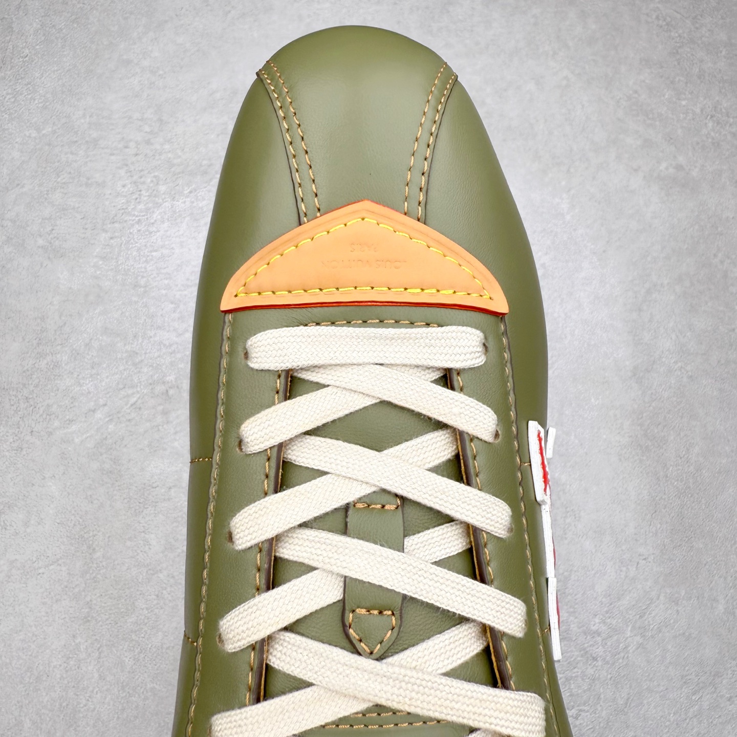 图片[4]-＃GD广顶 LOUIS VUITTON x Nigo lv联名款 Buttersoft 牛皮革羊皮革 FW25 图案压纹 圆头系带 低帮 生活休闲鞋 男女同款 白色 外贸零售特供批次 2023全新纸板数据 印花高频效果碾压市面 市售天花板产物 耗时半年巨作 全套原厂新版原纸板楦头开发 原厂特供皮料加持 市场所有版本中综合最强的货品 GD实力大厂出品 全网最全配色更新最快 最成熟的做工稳定的品控 完美鞋型超高的清洁度 零毛边线头瑕疵 全套原楦原纸版原鞋开模 全网最具灵魂的版型 正确原装黄色鞋盒 正确中底印花 鞋面印花3D高频深度立体 全鞋电脑针车 紧密相连 针距密度一致 环保乳胶注塑鞋垫 厚度脚感还原原版 皮面裁剪部位 统一油边封口工艺 原装橡胶大底含胶量大底组合零偏差 专柜全套包装 防尘袋 说明书 质保卡 男女鞋 尺码：35 36 37 38 39 40 41 42 43 44 45-选品中心