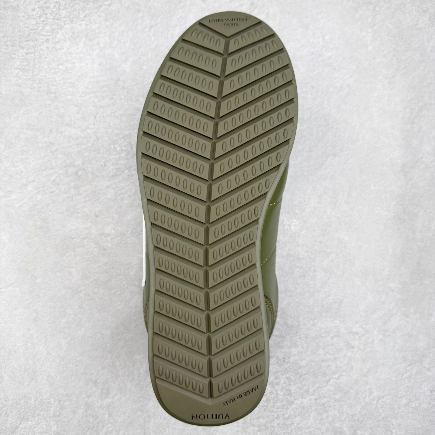 图片[9]-＃GD广顶 LOUIS VUITTON x Nigo lv联名款 Buttersoft 牛皮革羊皮革 FW25 图案压纹 圆头系带 低帮 生活休闲鞋 男女同款 白色 外贸零售特供批次 2023全新纸板数据 印花高频效果碾压市面 市售天花板产物 耗时半年巨作 全套原厂新版原纸板楦头开发 原厂特供皮料加持 市场所有版本中综合最强的货品 GD实力大厂出品 全网最全配色更新最快 最成熟的做工稳定的品控 完美鞋型超高的清洁度 零毛边线头瑕疵 全套原楦原纸版原鞋开模 全网最具灵魂的版型 正确原装黄色鞋盒 正确中底印花 鞋面印花3D高频深度立体 全鞋电脑针车 紧密相连 针距密度一致 环保乳胶注塑鞋垫 厚度脚感还原原版 皮面裁剪部位 统一油边封口工艺 原装橡胶大底含胶量大底组合零偏差 专柜全套包装 防尘袋 说明书 质保卡 男女鞋 尺码：35 36 37 38 39 40 41 42 43 44 45-选品中心
