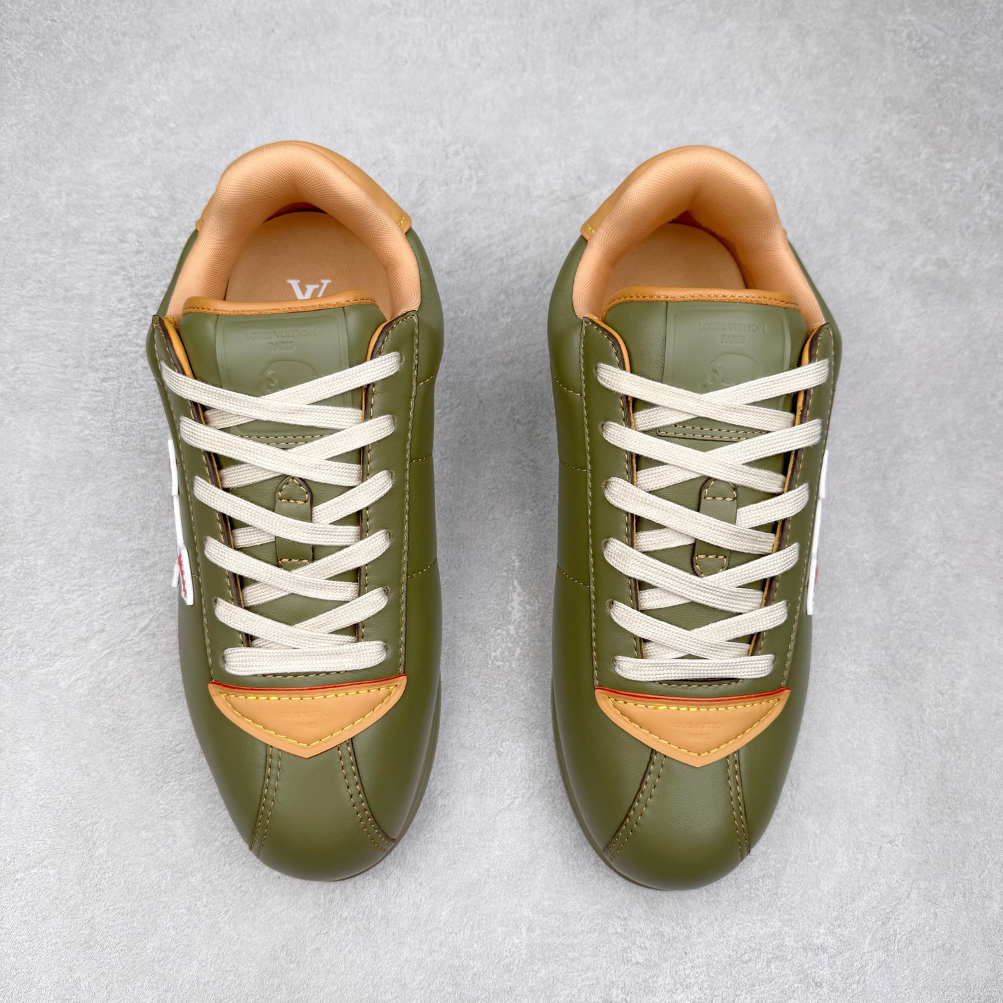 图片[2]-＃GD广顶 LOUIS VUITTON x Nigo lv联名款 Buttersoft 牛皮革羊皮革 FW25 图案压纹 圆头系带 低帮 生活休闲鞋 男女同款 白色 外贸零售特供批次 2023全新纸板数据 印花高频效果碾压市面 市售天花板产物 耗时半年巨作 全套原厂新版原纸板楦头开发 原厂特供皮料加持 市场所有版本中综合最强的货品 GD实力大厂出品 全网最全配色更新最快 最成熟的做工稳定的品控 完美鞋型超高的清洁度 零毛边线头瑕疵 全套原楦原纸版原鞋开模 全网最具灵魂的版型 正确原装黄色鞋盒 正确中底印花 鞋面印花3D高频深度立体 全鞋电脑针车 紧密相连 针距密度一致 环保乳胶注塑鞋垫 厚度脚感还原原版 皮面裁剪部位 统一油边封口工艺 原装橡胶大底含胶量大底组合零偏差 专柜全套包装 防尘袋 说明书 质保卡 男女鞋 尺码：35 36 37 38 39 40 41 42 43 44 45-选品中心