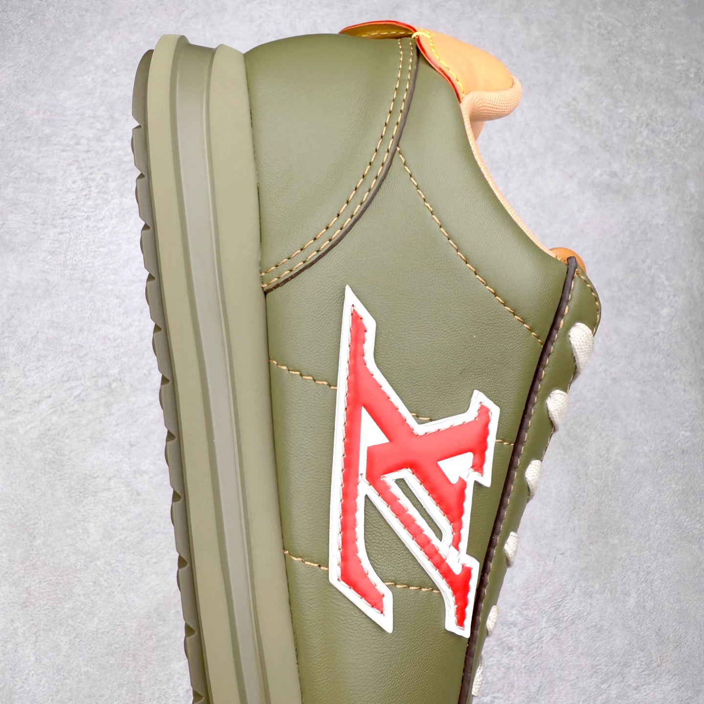 图片[6]-＃GD广顶 LOUIS VUITTON x Nigo lv联名款 Buttersoft 牛皮革羊皮革 FW25 图案压纹 圆头系带 低帮 生活休闲鞋 男女同款 白色 外贸零售特供批次 2023全新纸板数据 印花高频效果碾压市面 市售天花板产物 耗时半年巨作 全套原厂新版原纸板楦头开发 原厂特供皮料加持 市场所有版本中综合最强的货品 GD实力大厂出品 全网最全配色更新最快 最成熟的做工稳定的品控 完美鞋型超高的清洁度 零毛边线头瑕疵 全套原楦原纸版原鞋开模 全网最具灵魂的版型 正确原装黄色鞋盒 正确中底印花 鞋面印花3D高频深度立体 全鞋电脑针车 紧密相连 针距密度一致 环保乳胶注塑鞋垫 厚度脚感还原原版 皮面裁剪部位 统一油边封口工艺 原装橡胶大底含胶量大底组合零偏差 专柜全套包装 防尘袋 说明书 质保卡 男女鞋 尺码：35 36 37 38 39 40 41 42 43 44 45-选品中心