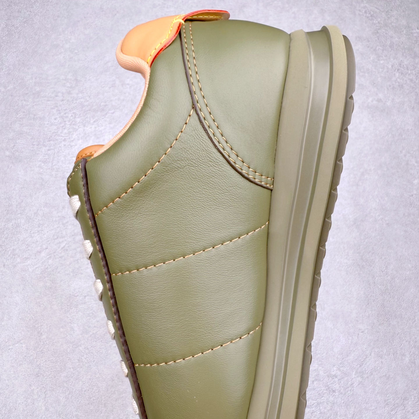 图片[7]-＃GD广顶 LOUIS VUITTON x Nigo lv联名款 Buttersoft 牛皮革羊皮革 FW25 图案压纹 圆头系带 低帮 生活休闲鞋 男女同款 白色 外贸零售特供批次 2023全新纸板数据 印花高频效果碾压市面 市售天花板产物 耗时半年巨作 全套原厂新版原纸板楦头开发 原厂特供皮料加持 市场所有版本中综合最强的货品 GD实力大厂出品 全网最全配色更新最快 最成熟的做工稳定的品控 完美鞋型超高的清洁度 零毛边线头瑕疵 全套原楦原纸版原鞋开模 全网最具灵魂的版型 正确原装黄色鞋盒 正确中底印花 鞋面印花3D高频深度立体 全鞋电脑针车 紧密相连 针距密度一致 环保乳胶注塑鞋垫 厚度脚感还原原版 皮面裁剪部位 统一油边封口工艺 原装橡胶大底含胶量大底组合零偏差 专柜全套包装 防尘袋 说明书 质保卡 男女鞋 尺码：35 36 37 38 39 40 41 42 43 44 45-选品中心