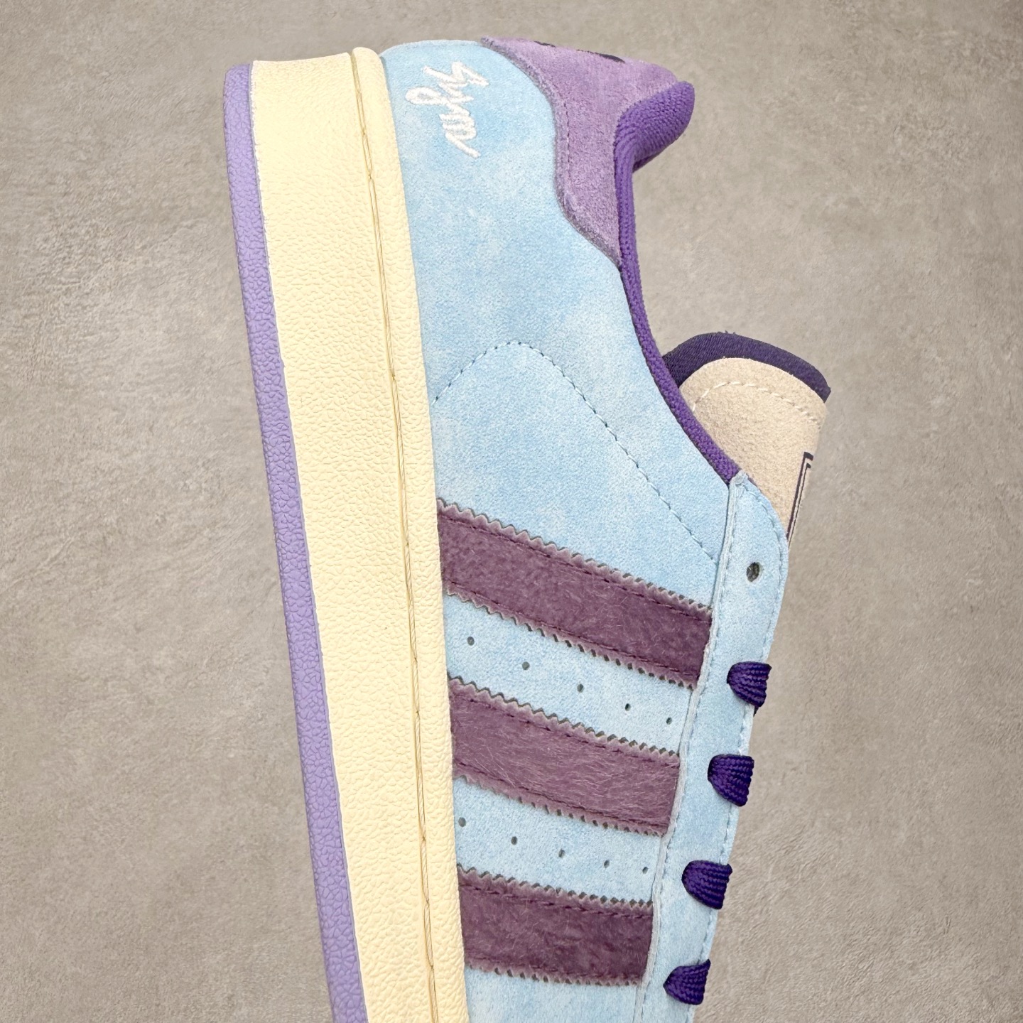 图片[6]-AD Originals Superstar 经典复古贝壳头板鞋 KI3533 诞生于1969年 是第一双将全皮面鞋 身与橡胶鞋头结合在一起的低帮篮球鞋 Superstar最开始 是作为高帮篮球鞋Pro Model的低帮版本而出现的 但因为其独特和醒目的橡胶鞋头造型而让大家熟知 被大家形象地称为\\\”shelltoe\\\”贝壳头 在70年代的美国职业篮球场上 接近3/4的NBA球员都将这双Superstar作为场上用鞋 80年代之后 经过不断的改良和发展 Superstar逐渐成为横跨时装、音乐、街头文化、休闲和运动等各大领域的时尚潮鞋 尺码：36 36.5 37 38 38.5 39 40 40.5 41 42 42.5 43 44 44.5 45-选品中心