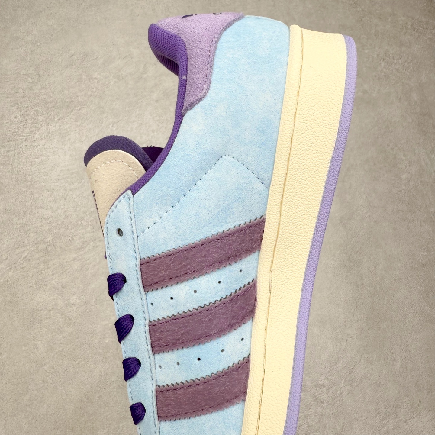 图片[7]-AD Originals Superstar 经典复古贝壳头板鞋 KI3533 诞生于1969年 是第一双将全皮面鞋 身与橡胶鞋头结合在一起的低帮篮球鞋 Superstar最开始 是作为高帮篮球鞋Pro Model的低帮版本而出现的 但因为其独特和醒目的橡胶鞋头造型而让大家熟知 被大家形象地称为\\\”shelltoe\\\”贝壳头 在70年代的美国职业篮球场上 接近3/4的NBA球员都将这双Superstar作为场上用鞋 80年代之后 经过不断的改良和发展 Superstar逐渐成为横跨时装、音乐、街头文化、休闲和运动等各大领域的时尚潮鞋 尺码：36 36.5 37 38 38.5 39 40 40.5 41 42 42.5 43 44 44.5 45-选品中心