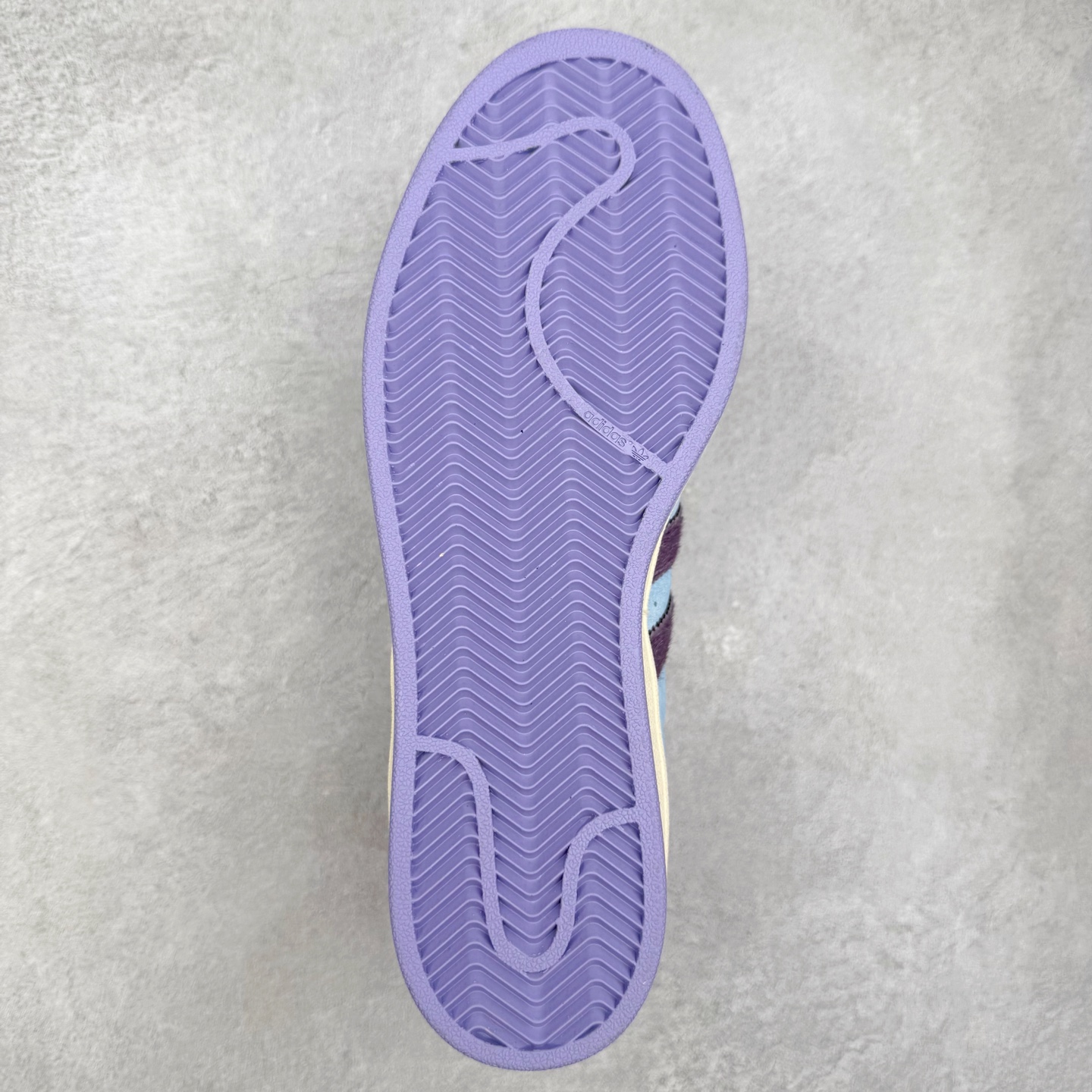 图片[9]-AD Originals Superstar 经典复古贝壳头板鞋 KI3533 诞生于1969年 是第一双将全皮面鞋 身与橡胶鞋头结合在一起的低帮篮球鞋 Superstar最开始 是作为高帮篮球鞋Pro Model的低帮版本而出现的 但因为其独特和醒目的橡胶鞋头造型而让大家熟知 被大家形象地称为\\\”shelltoe\\\”贝壳头 在70年代的美国职业篮球场上 接近3/4的NBA球员都将这双Superstar作为场上用鞋 80年代之后 经过不断的改良和发展 Superstar逐渐成为横跨时装、音乐、街头文化、休闲和运动等各大领域的时尚潮鞋 尺码：36 36.5 37 38 38.5 39 40 40.5 41 42 42.5 43 44 44.5 45-选品中心