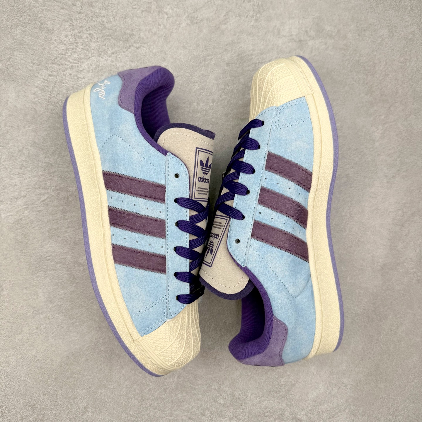 图片[3]-AD Originals Superstar 经典复古贝壳头板鞋 KI3533 诞生于1969年 是第一双将全皮面鞋 身与橡胶鞋头结合在一起的低帮篮球鞋 Superstar最开始 是作为高帮篮球鞋Pro Model的低帮版本而出现的 但因为其独特和醒目的橡胶鞋头造型而让大家熟知 被大家形象地称为\\\”shelltoe\\\”贝壳头 在70年代的美国职业篮球场上 接近3/4的NBA球员都将这双Superstar作为场上用鞋 80年代之后 经过不断的改良和发展 Superstar逐渐成为横跨时装、音乐、街头文化、休闲和运动等各大领域的时尚潮鞋 尺码：36 36.5 37 38 38.5 39 40 40.5 41 42 42.5 43 44 44.5 45-选品中心