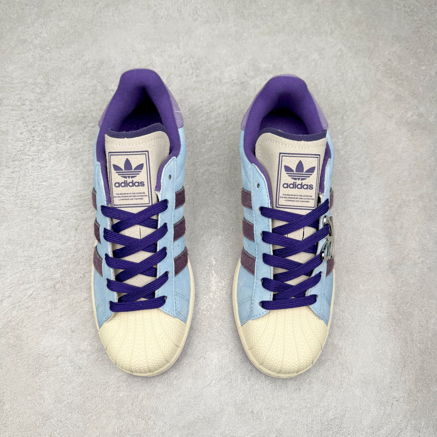 图片[2]-AD Originals Superstar 经典复古贝壳头板鞋 KI3533 诞生于1969年 是第一双将全皮面鞋 身与橡胶鞋头结合在一起的低帮篮球鞋 Superstar最开始 是作为高帮篮球鞋Pro Model的低帮版本而出现的 但因为其独特和醒目的橡胶鞋头造型而让大家熟知 被大家形象地称为\\\”shelltoe\\\”贝壳头 在70年代的美国职业篮球场上 接近3/4的NBA球员都将这双Superstar作为场上用鞋 80年代之后 经过不断的改良和发展 Superstar逐渐成为横跨时装、音乐、街头文化、休闲和运动等各大领域的时尚潮鞋 尺码：36 36.5 37 38 38.5 39 40 40.5 41 42 42.5 43 44 44.5 45-选品中心