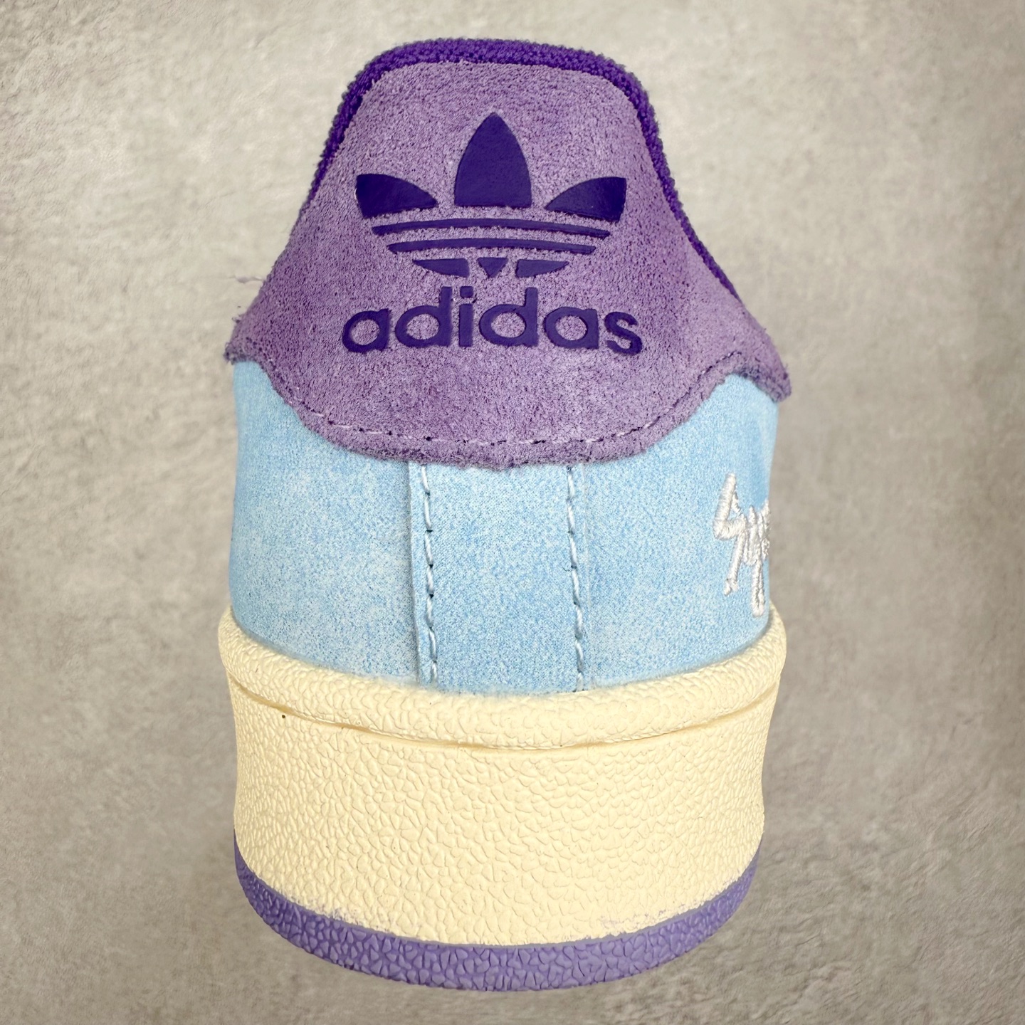 图片[8]-AD Originals Superstar 经典复古贝壳头板鞋 KI3533 诞生于1969年 是第一双将全皮面鞋 身与橡胶鞋头结合在一起的低帮篮球鞋 Superstar最开始 是作为高帮篮球鞋Pro Model的低帮版本而出现的 但因为其独特和醒目的橡胶鞋头造型而让大家熟知 被大家形象地称为\\\”shelltoe\\\”贝壳头 在70年代的美国职业篮球场上 接近3/4的NBA球员都将这双Superstar作为场上用鞋 80年代之后 经过不断的改良和发展 Superstar逐渐成为横跨时装、音乐、街头文化、休闲和运动等各大领域的时尚潮鞋 尺码：36 36.5 37 38 38.5 39 40 40.5 41 42 42.5 43 44 44.5 45-选品中心