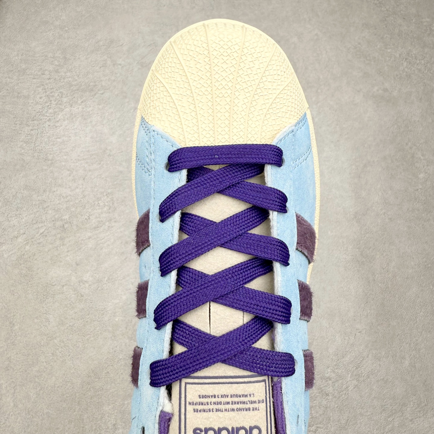 图片[4]-AD Originals Superstar 经典复古贝壳头板鞋 KI3533 诞生于1969年 是第一双将全皮面鞋 身与橡胶鞋头结合在一起的低帮篮球鞋 Superstar最开始 是作为高帮篮球鞋Pro Model的低帮版本而出现的 但因为其独特和醒目的橡胶鞋头造型而让大家熟知 被大家形象地称为\\\”shelltoe\\\”贝壳头 在70年代的美国职业篮球场上 接近3/4的NBA球员都将这双Superstar作为场上用鞋 80年代之后 经过不断的改良和发展 Superstar逐渐成为横跨时装、音乐、街头文化、休闲和运动等各大领域的时尚潮鞋 尺码：36 36.5 37 38 38.5 39 40 40.5 41 42 42.5 43 44 44.5 45-选品中心