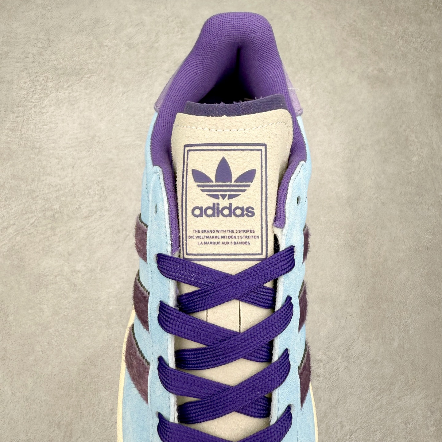 图片[5]-AD Originals Superstar 经典复古贝壳头板鞋 KI3533 诞生于1969年 是第一双将全皮面鞋 身与橡胶鞋头结合在一起的低帮篮球鞋 Superstar最开始 是作为高帮篮球鞋Pro Model的低帮版本而出现的 但因为其独特和醒目的橡胶鞋头造型而让大家熟知 被大家形象地称为\\\”shelltoe\\\”贝壳头 在70年代的美国职业篮球场上 接近3/4的NBA球员都将这双Superstar作为场上用鞋 80年代之后 经过不断的改良和发展 Superstar逐渐成为横跨时装、音乐、街头文化、休闲和运动等各大领域的时尚潮鞋 尺码：36 36.5 37 38 38.5 39 40 40.5 41 42 42.5 43 44 44.5 45-选品中心