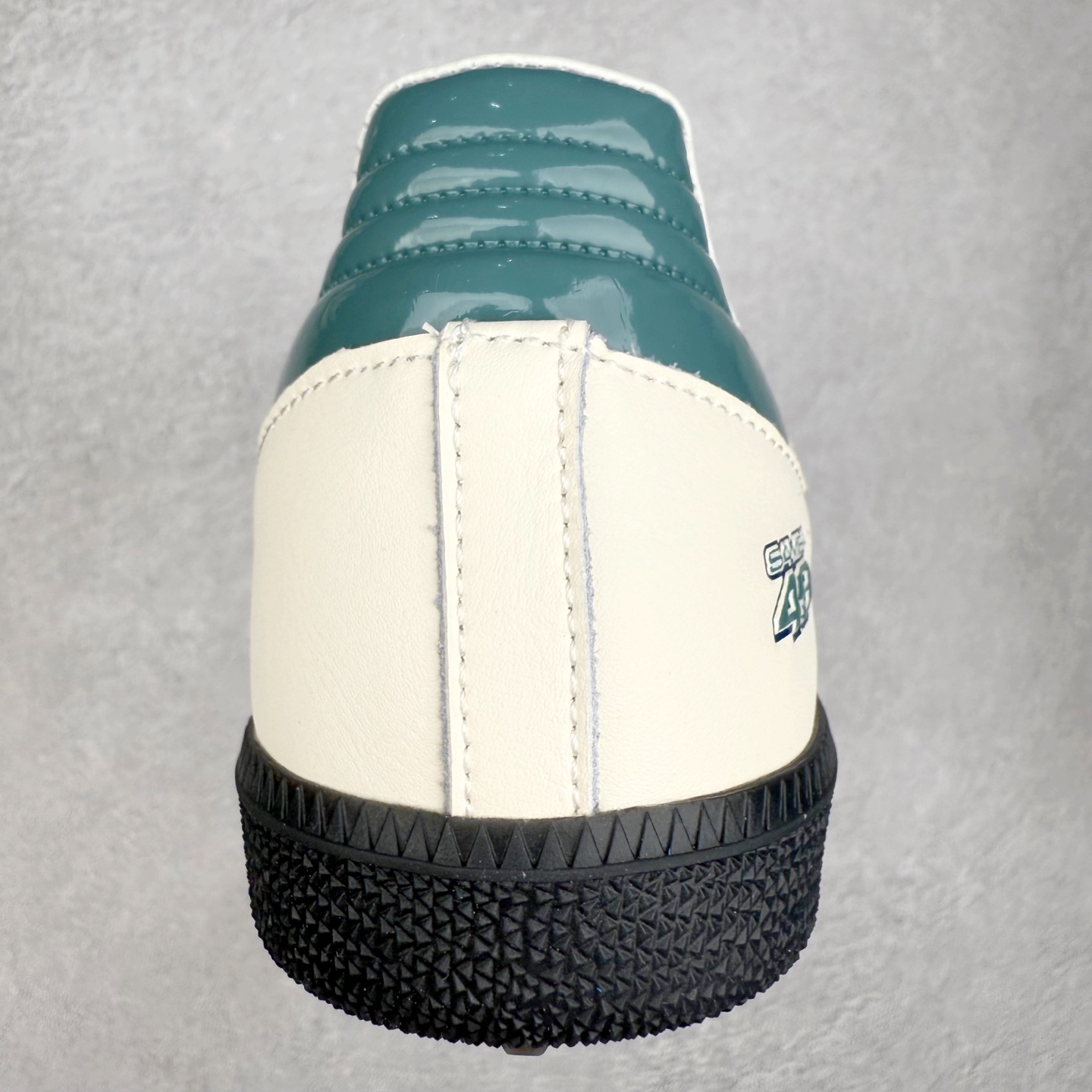 图片[8]-AD Original Samba OG 复古经典轻便板鞋 JP9222 口碑大厂出品 品控大底版型不断改良更新 全套原纸板楦头开发 确保原汁原味 完美呈现桑巴版型 一比一鞋头弧度高度鞋身弧度 此版本只针对中端市场 皮料材质有所更替 其他数据细节工艺流程均保持一致 绝不口嗨 细节品控鞋型随意对比 正确烫金高频细节 原装纳米超迁皮料 独家私模橡胶大底 原盒原配 这款桑巴鞋展示了高质量的工艺 带有装饰的超锁缝制和无缝的手感 柔软、柔软的皮革造型和标志性的3条纹完成了精致的外观 正规合身鞋带 鞋面上有绒面鞋垫 橡胶鞋底 享受正畸套筒软感 自50年代首次亮相以来就一直在赢得粉丝的青睐 尺码：35.5 36 36.5 37.5 38 38.5 39 40 40.5 41 42 42.5 43 44 44.5 45-选品中心