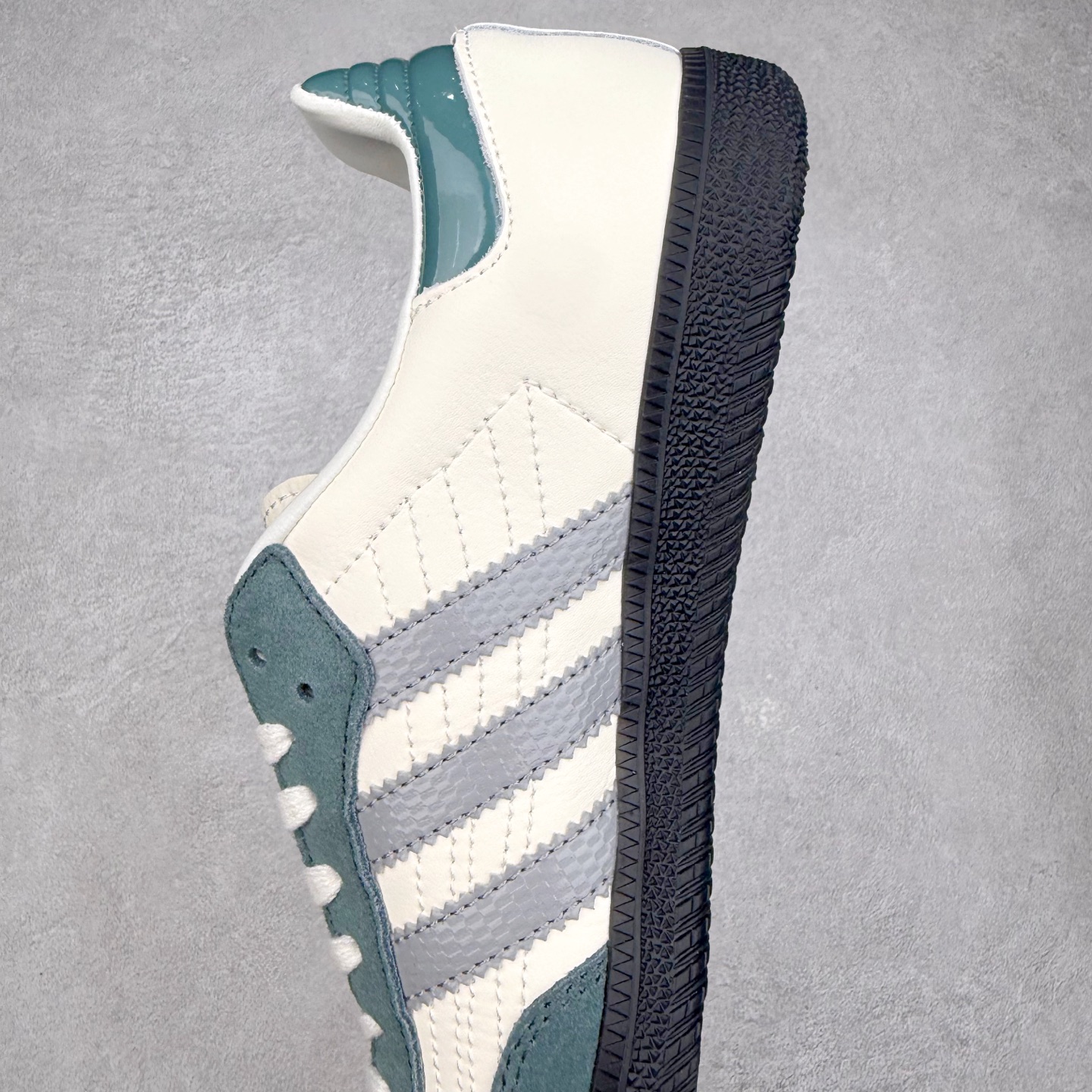 图片[7]-AD Original Samba OG 复古经典轻便板鞋 JP9222 口碑大厂出品 品控大底版型不断改良更新 全套原纸板楦头开发 确保原汁原味 完美呈现桑巴版型 一比一鞋头弧度高度鞋身弧度 此版本只针对中端市场 皮料材质有所更替 其他数据细节工艺流程均保持一致 绝不口嗨 细节品控鞋型随意对比 正确烫金高频细节 原装纳米超迁皮料 独家私模橡胶大底 原盒原配 这款桑巴鞋展示了高质量的工艺 带有装饰的超锁缝制和无缝的手感 柔软、柔软的皮革造型和标志性的3条纹完成了精致的外观 正规合身鞋带 鞋面上有绒面鞋垫 橡胶鞋底 享受正畸套筒软感 自50年代首次亮相以来就一直在赢得粉丝的青睐 尺码：35.5 36 36.5 37.5 38 38.5 39 40 40.5 41 42 42.5 43 44 44.5 45-选品中心