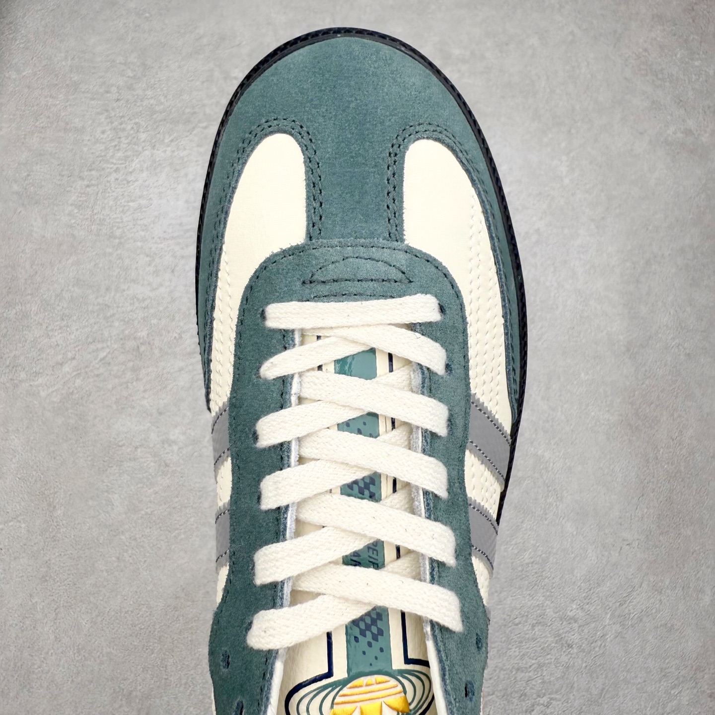 图片[4]-AD Original Samba OG 复古经典轻便板鞋 JP9222 口碑大厂出品 品控大底版型不断改良更新 全套原纸板楦头开发 确保原汁原味 完美呈现桑巴版型 一比一鞋头弧度高度鞋身弧度 此版本只针对中端市场 皮料材质有所更替 其他数据细节工艺流程均保持一致 绝不口嗨 细节品控鞋型随意对比 正确烫金高频细节 原装纳米超迁皮料 独家私模橡胶大底 原盒原配 这款桑巴鞋展示了高质量的工艺 带有装饰的超锁缝制和无缝的手感 柔软、柔软的皮革造型和标志性的3条纹完成了精致的外观 正规合身鞋带 鞋面上有绒面鞋垫 橡胶鞋底 享受正畸套筒软感 自50年代首次亮相以来就一直在赢得粉丝的青睐 尺码：35.5 36 36.5 37.5 38 38.5 39 40 40.5 41 42 42.5 43 44 44.5 45-选品中心