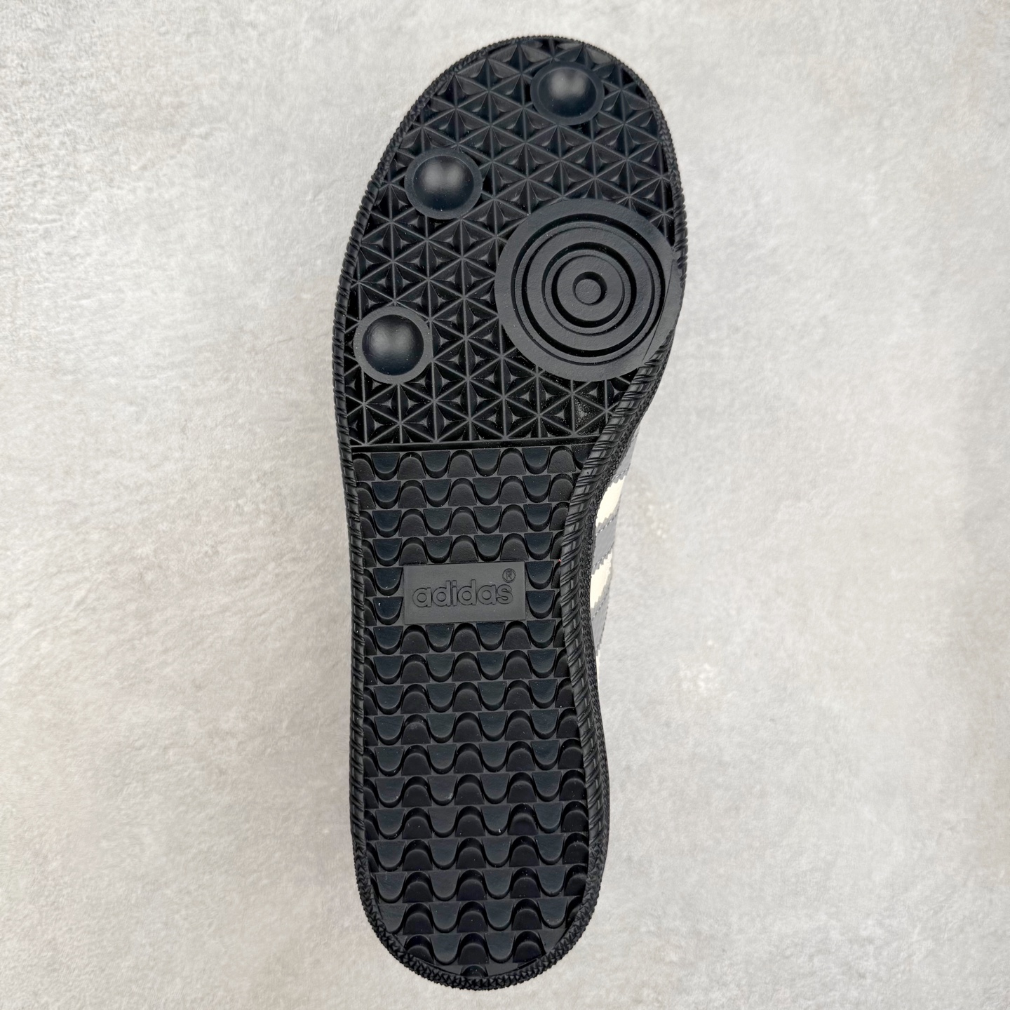 图片[9]-AD Original Samba OG 复古经典轻便板鞋 JP9222 口碑大厂出品 品控大底版型不断改良更新 全套原纸板楦头开发 确保原汁原味 完美呈现桑巴版型 一比一鞋头弧度高度鞋身弧度 此版本只针对中端市场 皮料材质有所更替 其他数据细节工艺流程均保持一致 绝不口嗨 细节品控鞋型随意对比 正确烫金高频细节 原装纳米超迁皮料 独家私模橡胶大底 原盒原配 这款桑巴鞋展示了高质量的工艺 带有装饰的超锁缝制和无缝的手感 柔软、柔软的皮革造型和标志性的3条纹完成了精致的外观 正规合身鞋带 鞋面上有绒面鞋垫 橡胶鞋底 享受正畸套筒软感 自50年代首次亮相以来就一直在赢得粉丝的青睐 尺码：35.5 36 36.5 37.5 38 38.5 39 40 40.5 41 42 42.5 43 44 44.5 45-选品中心