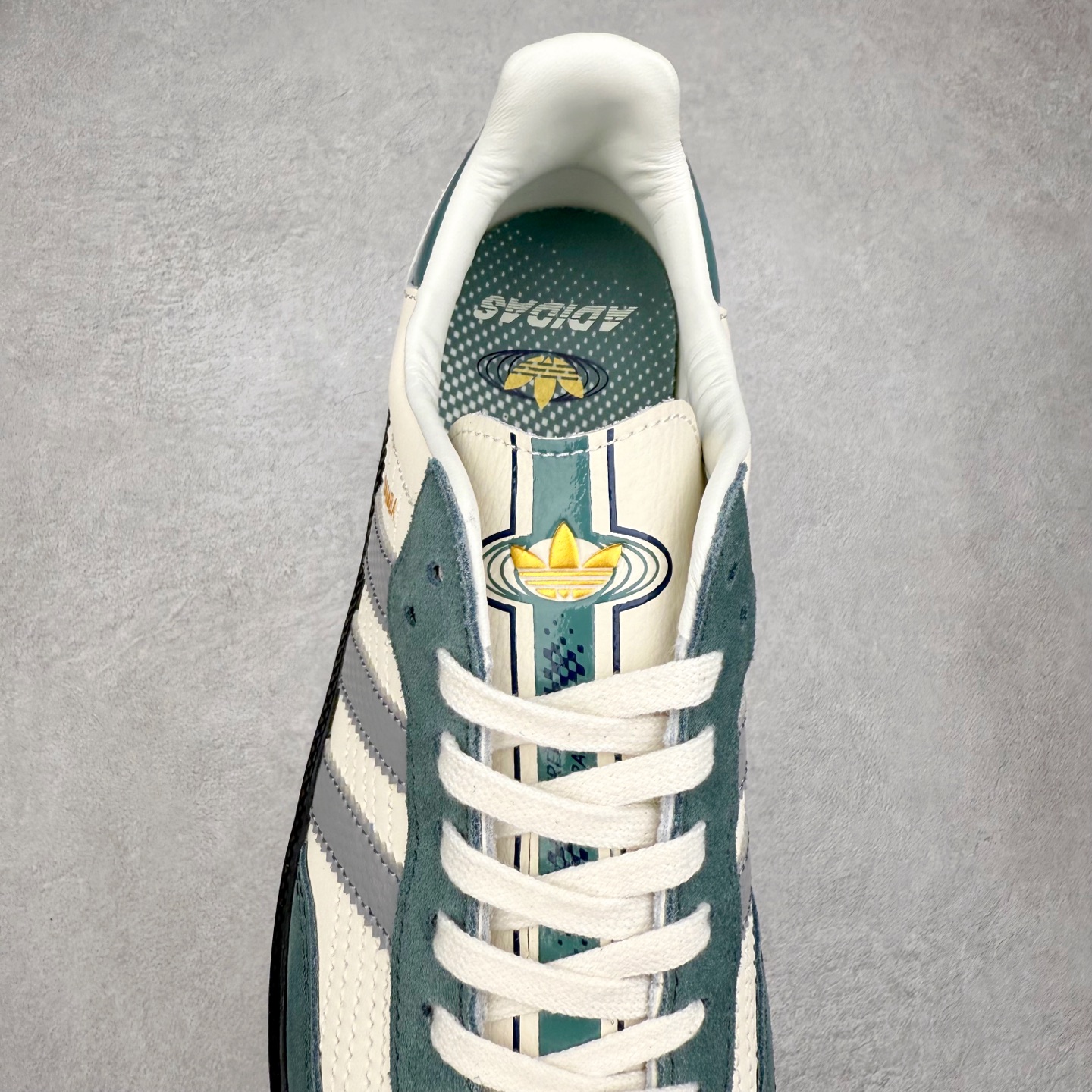 图片[5]-AD Original Samba OG 复古经典轻便板鞋 JP9222 口碑大厂出品 品控大底版型不断改良更新 全套原纸板楦头开发 确保原汁原味 完美呈现桑巴版型 一比一鞋头弧度高度鞋身弧度 此版本只针对中端市场 皮料材质有所更替 其他数据细节工艺流程均保持一致 绝不口嗨 细节品控鞋型随意对比 正确烫金高频细节 原装纳米超迁皮料 独家私模橡胶大底 原盒原配 这款桑巴鞋展示了高质量的工艺 带有装饰的超锁缝制和无缝的手感 柔软、柔软的皮革造型和标志性的3条纹完成了精致的外观 正规合身鞋带 鞋面上有绒面鞋垫 橡胶鞋底 享受正畸套筒软感 自50年代首次亮相以来就一直在赢得粉丝的青睐 尺码：35.5 36 36.5 37.5 38 38.5 39 40 40.5 41 42 42.5 43 44 44.5 45-选品中心