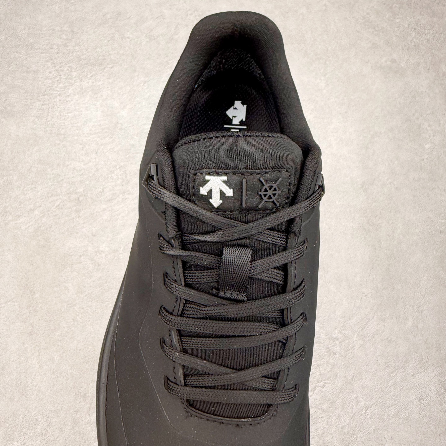 图片[5]-＃HP DESCENTE Enerzite 迪桑特舒适柔软防滑耐磨低帮休闲跑步鞋 DESCENTE（迪桑特）创立于1935年，品牌名取自法语词汇，意为“滑降”。品牌箭头标识代表滑雪的三种技术“高速直线滑行”、“穿越”和“侧滑”，也寓意品牌在打造高端专业运动产品中不断追求完美的创新精神，致力于成为中国高端专业滑雪、综训、女子、铁人三项、高尔夫的第一品牌。尺码：39 40 40.5 41 42 42.5 43 44 44.5 45-选品中心