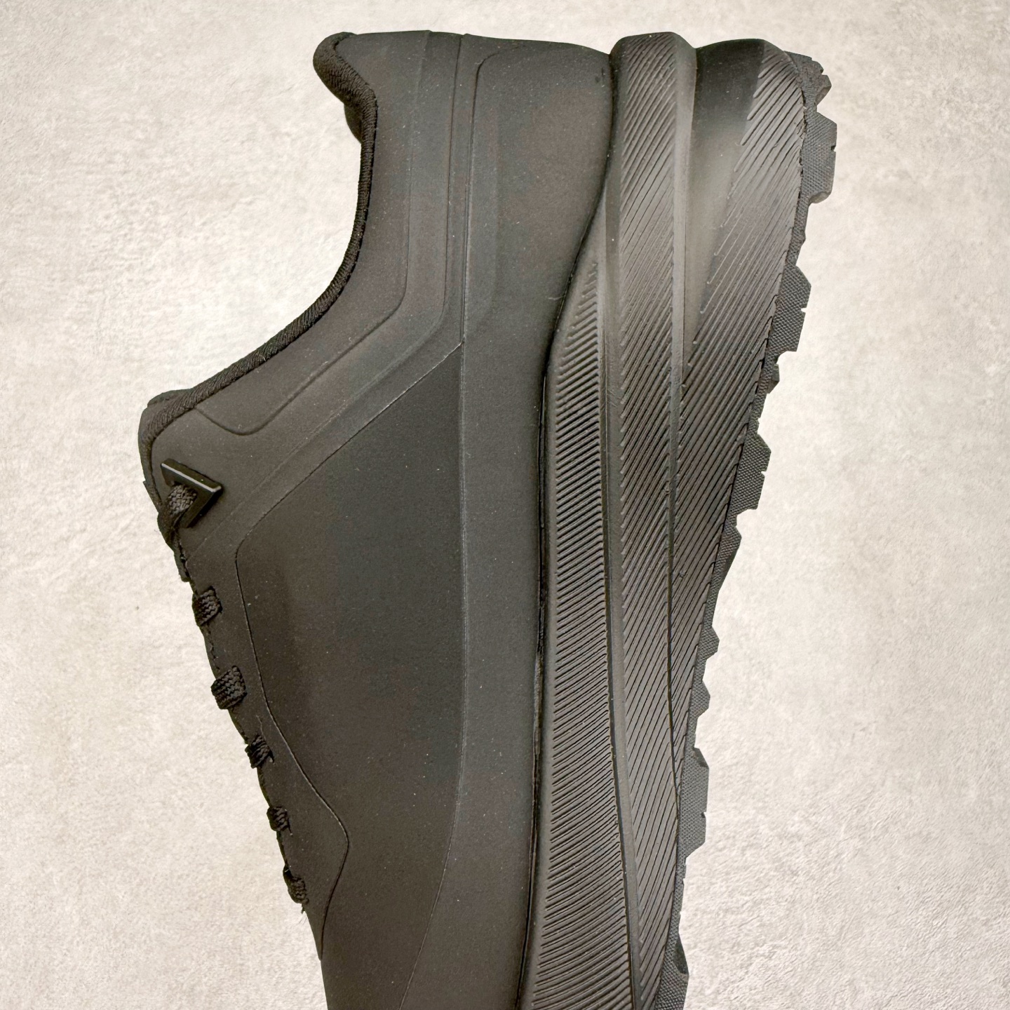 图片[7]-＃HP DESCENTE Enerzite 迪桑特舒适柔软防滑耐磨低帮休闲跑步鞋 DESCENTE（迪桑特）创立于1935年，品牌名取自法语词汇，意为“滑降”。品牌箭头标识代表滑雪的三种技术“高速直线滑行”、“穿越”和“侧滑”，也寓意品牌在打造高端专业运动产品中不断追求完美的创新精神，致力于成为中国高端专业滑雪、综训、女子、铁人三项、高尔夫的第一品牌。尺码：39 40 40.5 41 42 42.5 43 44 44.5 45-选品中心