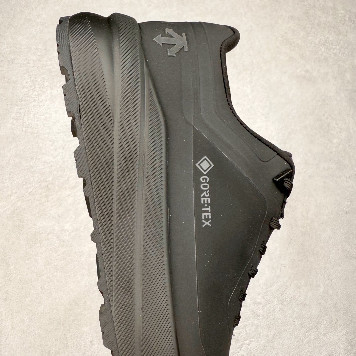 图片[6]-＃HP DESCENTE Enerzite 迪桑特舒适柔软防滑耐磨低帮休闲跑步鞋 DESCENTE（迪桑特）创立于1935年，品牌名取自法语词汇，意为“滑降”。品牌箭头标识代表滑雪的三种技术“高速直线滑行”、“穿越”和“侧滑”，也寓意品牌在打造高端专业运动产品中不断追求完美的创新精神，致力于成为中国高端专业滑雪、综训、女子、铁人三项、高尔夫的第一品牌。尺码：39 40 40.5 41 42 42.5 43 44 44.5 45-选品中心