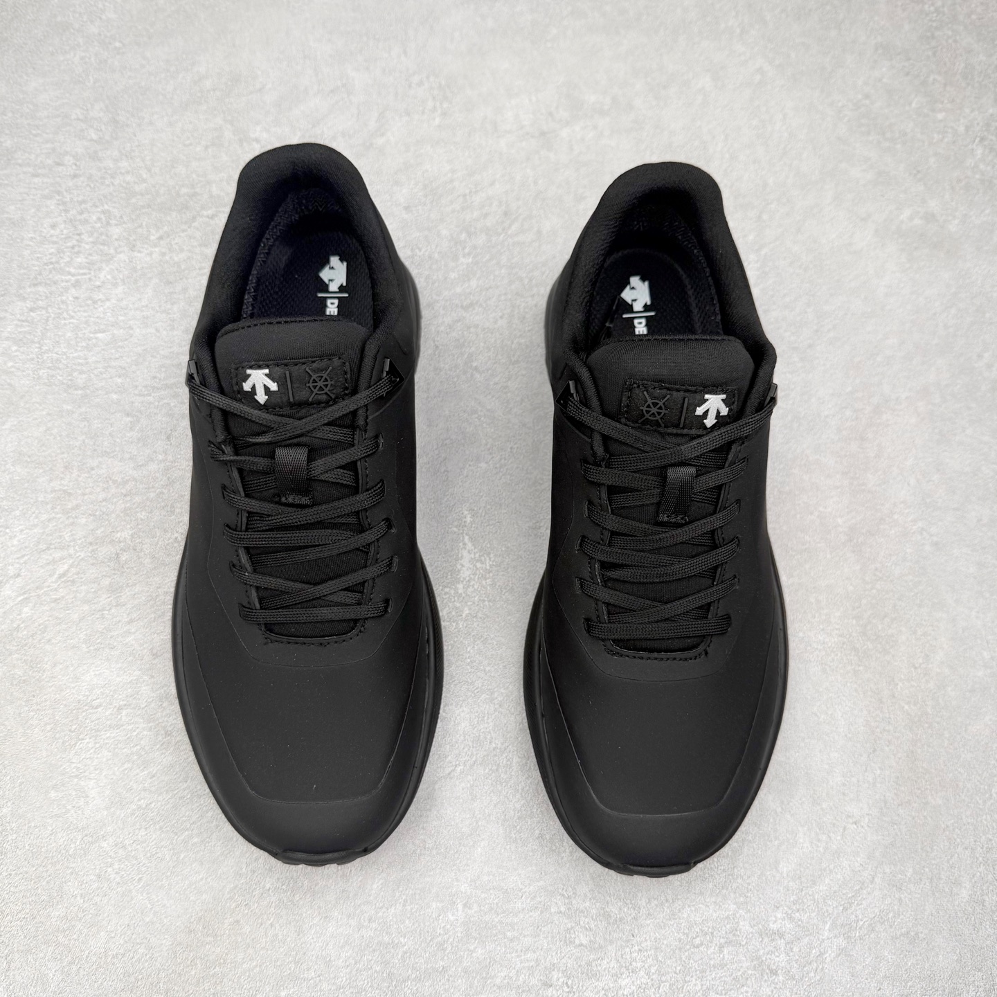 图片[2]-＃HP DESCENTE Enerzite 迪桑特舒适柔软防滑耐磨低帮休闲跑步鞋 DESCENTE（迪桑特）创立于1935年，品牌名取自法语词汇，意为“滑降”。品牌箭头标识代表滑雪的三种技术“高速直线滑行”、“穿越”和“侧滑”，也寓意品牌在打造高端专业运动产品中不断追求完美的创新精神，致力于成为中国高端专业滑雪、综训、女子、铁人三项、高尔夫的第一品牌。尺码：39 40 40.5 41 42 42.5 43 44 44.5 45-选品中心