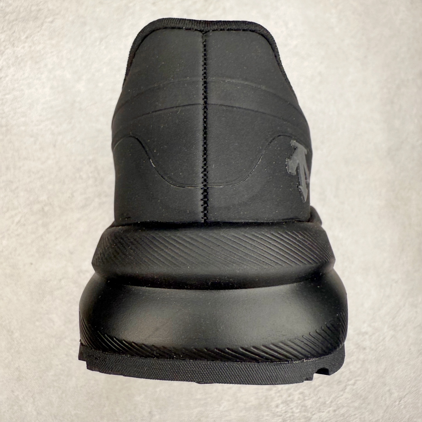 图片[8]-＃HP DESCENTE Enerzite 迪桑特舒适柔软防滑耐磨低帮休闲跑步鞋 DESCENTE（迪桑特）创立于1935年，品牌名取自法语词汇，意为“滑降”。品牌箭头标识代表滑雪的三种技术“高速直线滑行”、“穿越”和“侧滑”，也寓意品牌在打造高端专业运动产品中不断追求完美的创新精神，致力于成为中国高端专业滑雪、综训、女子、铁人三项、高尔夫的第一品牌。尺码：39 40 40.5 41 42 42.5 43 44 44.5 45-选品中心