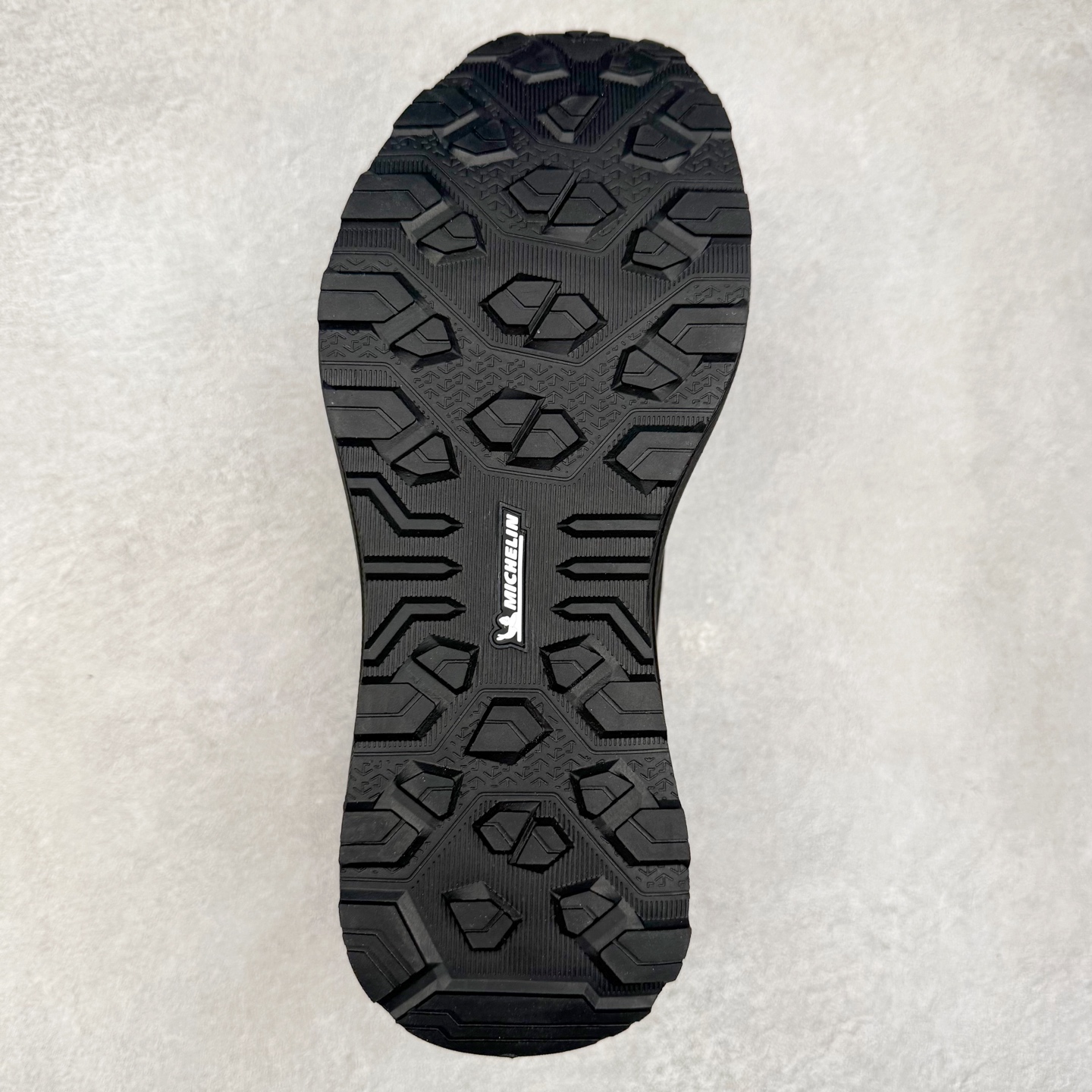 图片[9]-＃HP DESCENTE Enerzite 迪桑特舒适柔软防滑耐磨低帮休闲跑步鞋 DESCENTE（迪桑特）创立于1935年，品牌名取自法语词汇，意为“滑降”。品牌箭头标识代表滑雪的三种技术“高速直线滑行”、“穿越”和“侧滑”，也寓意品牌在打造高端专业运动产品中不断追求完美的创新精神，致力于成为中国高端专业滑雪、综训、女子、铁人三项、高尔夫的第一品牌。尺码：39 40 40.5 41 42 42.5 43 44 44.5 45-选品中心