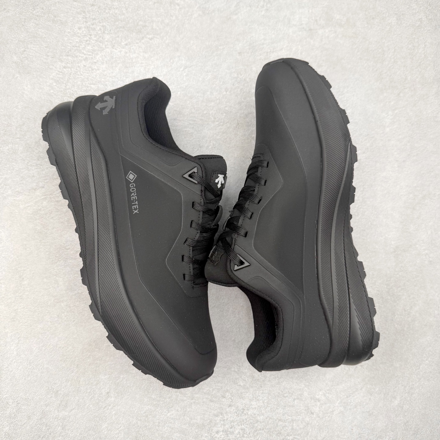 图片[3]-＃HP DESCENTE Enerzite 迪桑特舒适柔软防滑耐磨低帮休闲跑步鞋 DESCENTE（迪桑特）创立于1935年，品牌名取自法语词汇，意为“滑降”。品牌箭头标识代表滑雪的三种技术“高速直线滑行”、“穿越”和“侧滑”，也寓意品牌在打造高端专业运动产品中不断追求完美的创新精神，致力于成为中国高端专业滑雪、综训、女子、铁人三项、高尔夫的第一品牌。尺码：39 40 40.5 41 42 42.5 43 44 44.5 45-选品中心