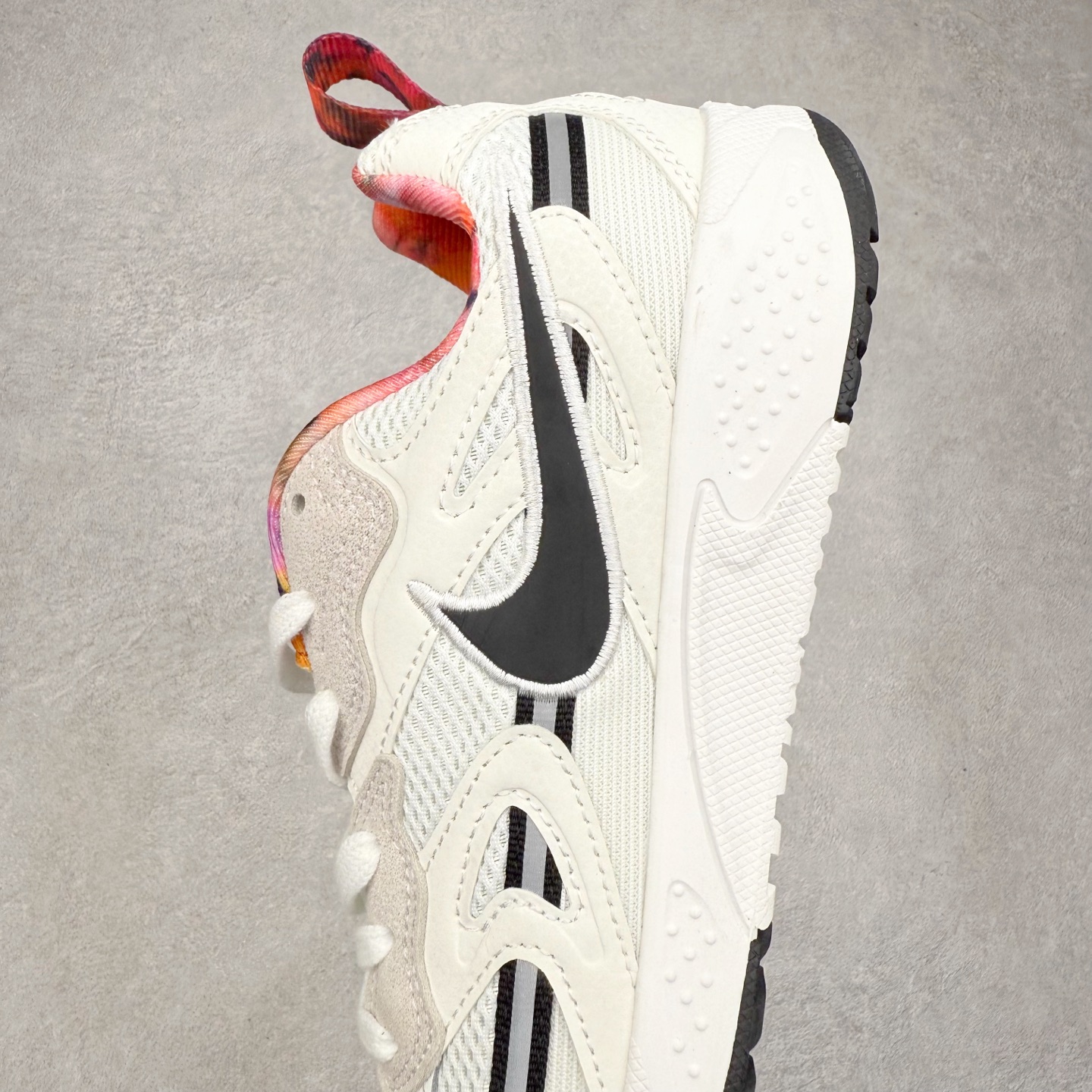 图片[7]-＃奥莱订单福利 NIKE JAM 系列舒适时尚防滑耐磨低帮生活休闲鞋 独家渠道 市面未流通批次 奥莱直播间499 599一样的东西 碾压市面现存所有版本 公司一样的东西 超值回馈 帮你省钱 采用鞋面合成皮革与网眼布设计 以便于运动员在霹雳舞运动中的保护和耐穿 中底设计细节采用翻转SWOOSH设计 使得倒立动作时更显帅气 鞋子中的整体结构下降 有助于提供更好的缓震效果 设计语言来与NIKE 2000年跑跑鞋中汲取的材料组合以及设计语言 鞋子在线条处大量采用反光效果 尺码：36 36.5 37.5 38 38.5 39 40 40.5 41 42 42.5 43 44 44.5 45-选品中心