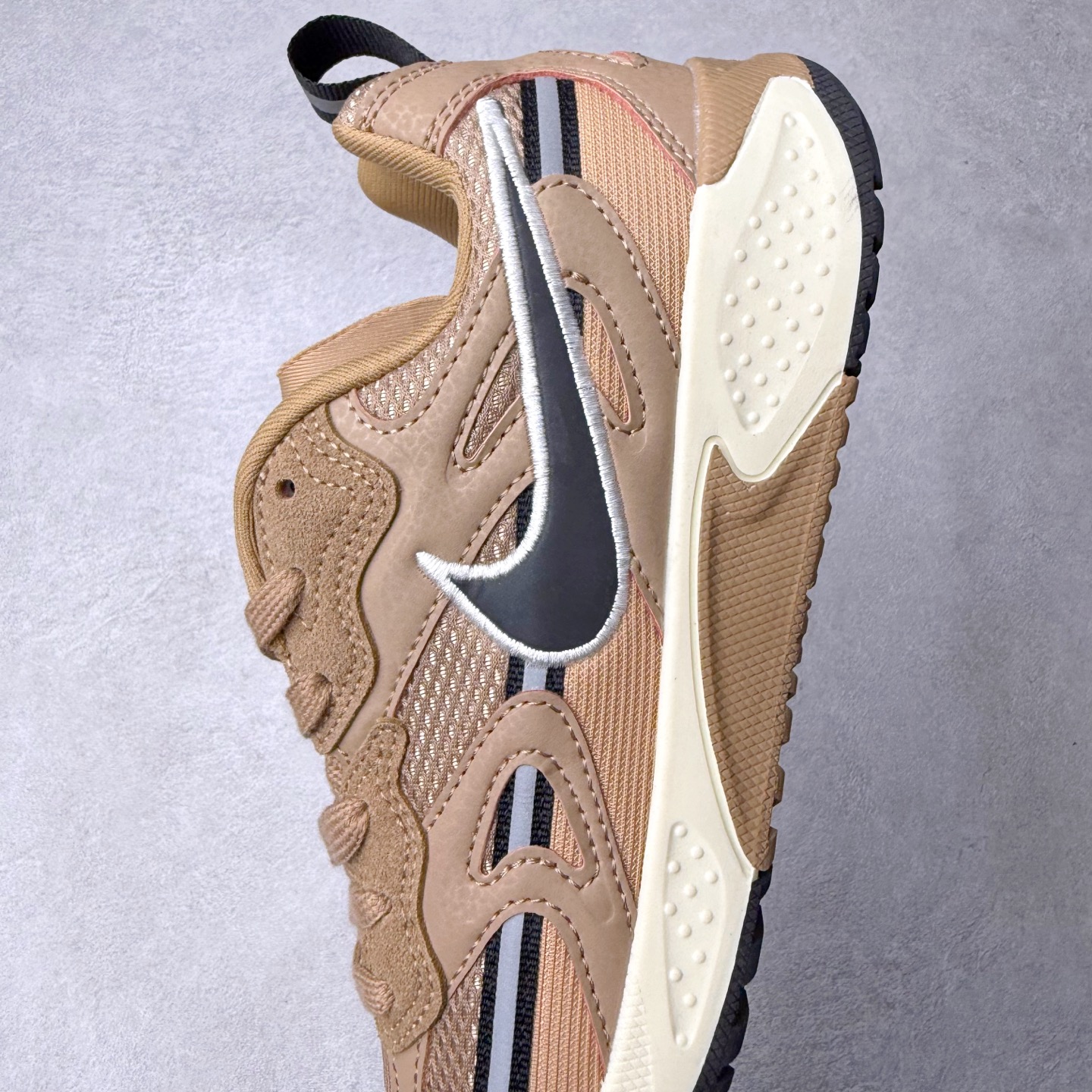 图片[7]-＃奥莱订单福利 NIKE JAM 系列舒适时尚防滑耐磨低帮生活休闲鞋 独家渠道 市面未流通批次 奥莱直播间499 599一样的东西 碾压市面现存所有版本 公司一样的东西 超值回馈 帮你省钱 采用鞋面合成皮革与网眼布设计 以便于运动员在霹雳舞运动中的保护和耐穿 中底设计细节采用翻转SWOOSH设计 使得倒立动作时更显帅气 鞋子中的整体结构下降 有助于提供更好的缓震效果 设计语言来与NIKE 2000年跑跑鞋中汲取的材料组合以及设计语言 鞋子在线条处大量采用反光效果 尺码：36 36.5 37.5 38 38.5 39 40 40.5 41 42 42.5 43 44 44.5 45-选品中心