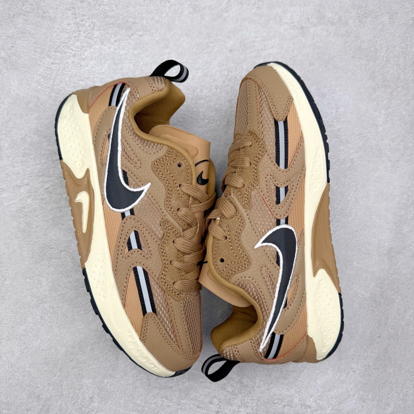 图片[3]-＃奥莱订单福利 NIKE JAM 系列舒适时尚防滑耐磨低帮生活休闲鞋 独家渠道 市面未流通批次 奥莱直播间499 599一样的东西 碾压市面现存所有版本 公司一样的东西 超值回馈 帮你省钱 采用鞋面合成皮革与网眼布设计 以便于运动员在霹雳舞运动中的保护和耐穿 中底设计细节采用翻转SWOOSH设计 使得倒立动作时更显帅气 鞋子中的整体结构下降 有助于提供更好的缓震效果 设计语言来与NIKE 2000年跑跑鞋中汲取的材料组合以及设计语言 鞋子在线条处大量采用反光效果 尺码：36 36.5 37.5 38 38.5 39 40 40.5 41 42 42.5 43 44 44.5 45-选品中心