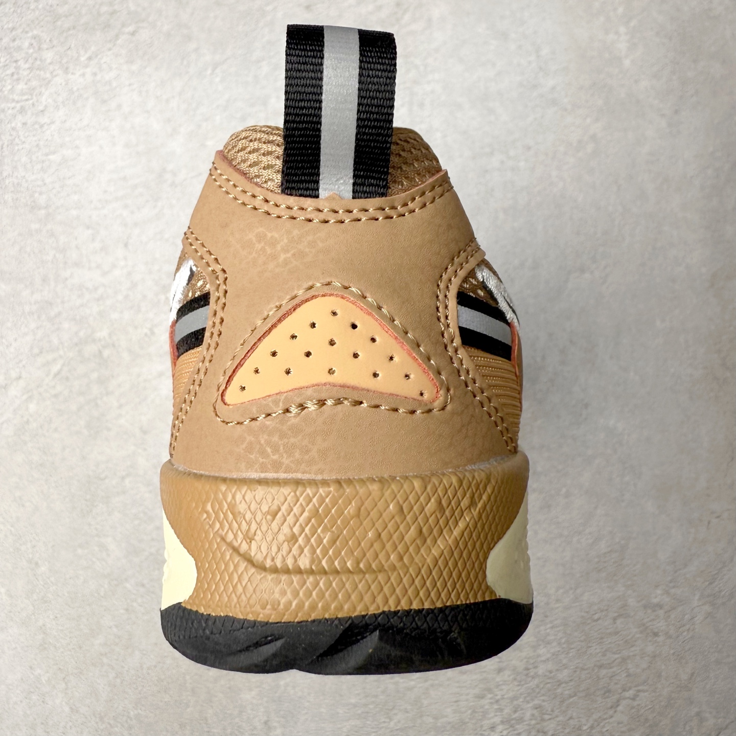 图片[8]-＃奥莱订单福利 NIKE JAM 系列舒适时尚防滑耐磨低帮生活休闲鞋 独家渠道 市面未流通批次 奥莱直播间499 599一样的东西 碾压市面现存所有版本 公司一样的东西 超值回馈 帮你省钱 采用鞋面合成皮革与网眼布设计 以便于运动员在霹雳舞运动中的保护和耐穿 中底设计细节采用翻转SWOOSH设计 使得倒立动作时更显帅气 鞋子中的整体结构下降 有助于提供更好的缓震效果 设计语言来与NIKE 2000年跑跑鞋中汲取的材料组合以及设计语言 鞋子在线条处大量采用反光效果 尺码：36 36.5 37.5 38 38.5 39 40 40.5 41 42 42.5 43 44 44.5 45-选品中心