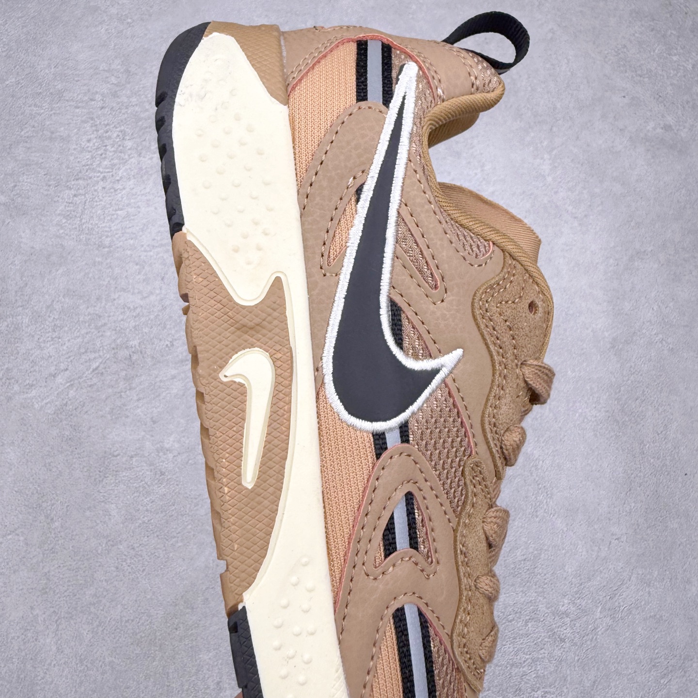 图片[6]-＃奥莱订单福利 NIKE JAM 系列舒适时尚防滑耐磨低帮生活休闲鞋 独家渠道 市面未流通批次 奥莱直播间499 599一样的东西 碾压市面现存所有版本 公司一样的东西 超值回馈 帮你省钱 采用鞋面合成皮革与网眼布设计 以便于运动员在霹雳舞运动中的保护和耐穿 中底设计细节采用翻转SWOOSH设计 使得倒立动作时更显帅气 鞋子中的整体结构下降 有助于提供更好的缓震效果 设计语言来与NIKE 2000年跑跑鞋中汲取的材料组合以及设计语言 鞋子在线条处大量采用反光效果 尺码：36 36.5 37.5 38 38.5 39 40 40.5 41 42 42.5 43 44 44.5 45-选品中心