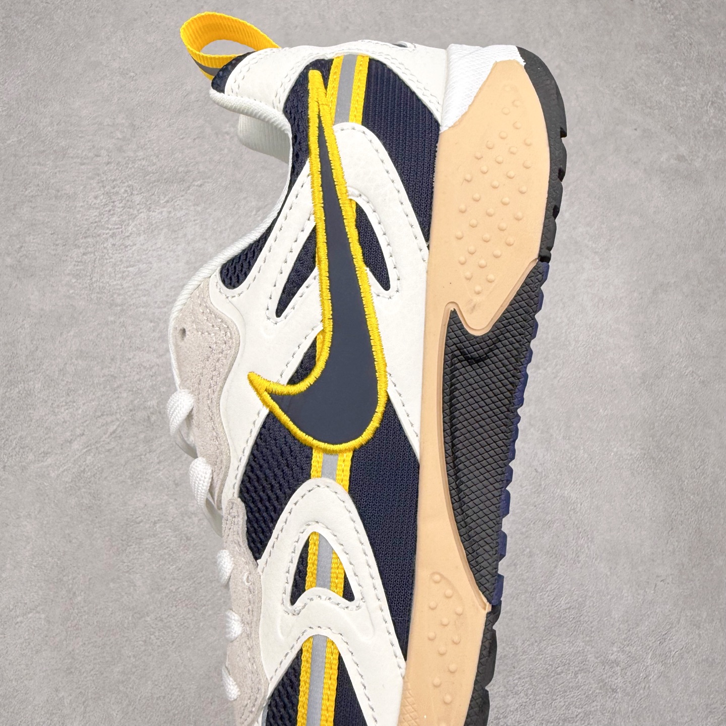 图片[7]-＃奥莱订单福利 NIKE JAM 系列舒适时尚防滑耐磨低帮生活休闲鞋 独家渠道 市面未流通批次 奥莱直播间499 599一样的东西 碾压市面现存所有版本 公司一样的东西 超值回馈 帮你省钱 采用鞋面合成皮革与网眼布设计 以便于运动员在霹雳舞运动中的保护和耐穿 中底设计细节采用翻转SWOOSH设计 使得倒立动作时更显帅气 鞋子中的整体结构下降 有助于提供更好的缓震效果 设计语言来与NIKE 2000年跑跑鞋中汲取的材料组合以及设计语言 鞋子在线条处大量采用反光效果 尺码：36 36.5 37.5 38 38.5 39 40 40.5 41 42 42.5 43 44 44.5 45-选品中心