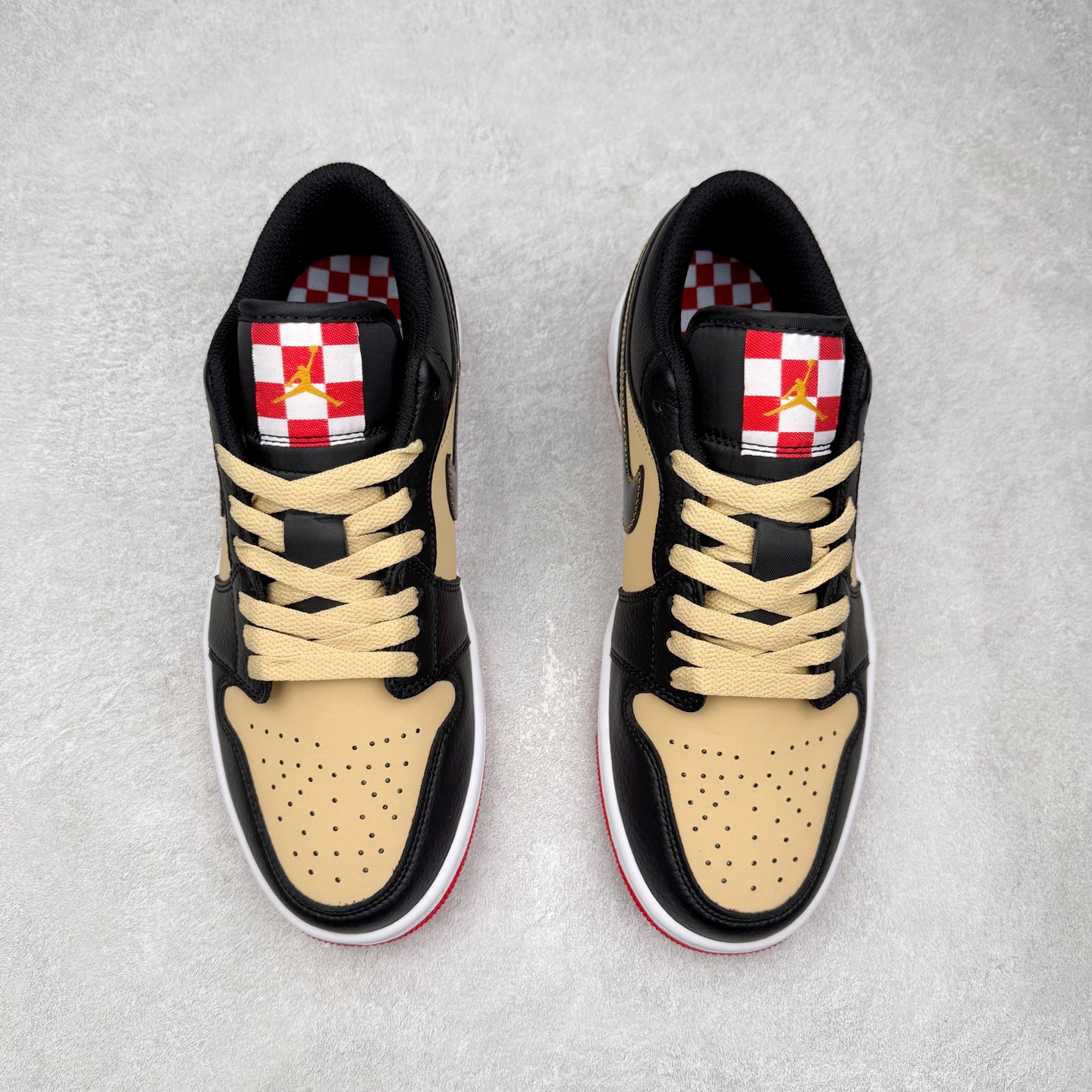 图片[2]-＃K版 Air Jordan AJ1 Low 低帮 HQ2016-200 全新流水线出品 DT版本唯一平替选择 市场第二梯队最强版 全部原鞋开发 原楦原纸板开发 全鞋电脑针车 原厂内置全掌气垫 原盒内在原标 唯一Zp原版鞋带绑法 免检产品 全新2022版型 全头层皮料 完美零毛边处理 原厂配置全掌气垫 价格定位良心 几十个配色陆续出货 实拍调校N版已经零色差零失真 百分百还原实物色彩所见即所得 不存在货不对板色差等低级问题 选购参考实物拍摄 不混卖不参货 只用心做好货严格选品 承诺混一赔十 尺码：36 36.5 37.5 38 38.5 39 40 40.5 41 42 42.5 43 44 44.5 45-选品中心