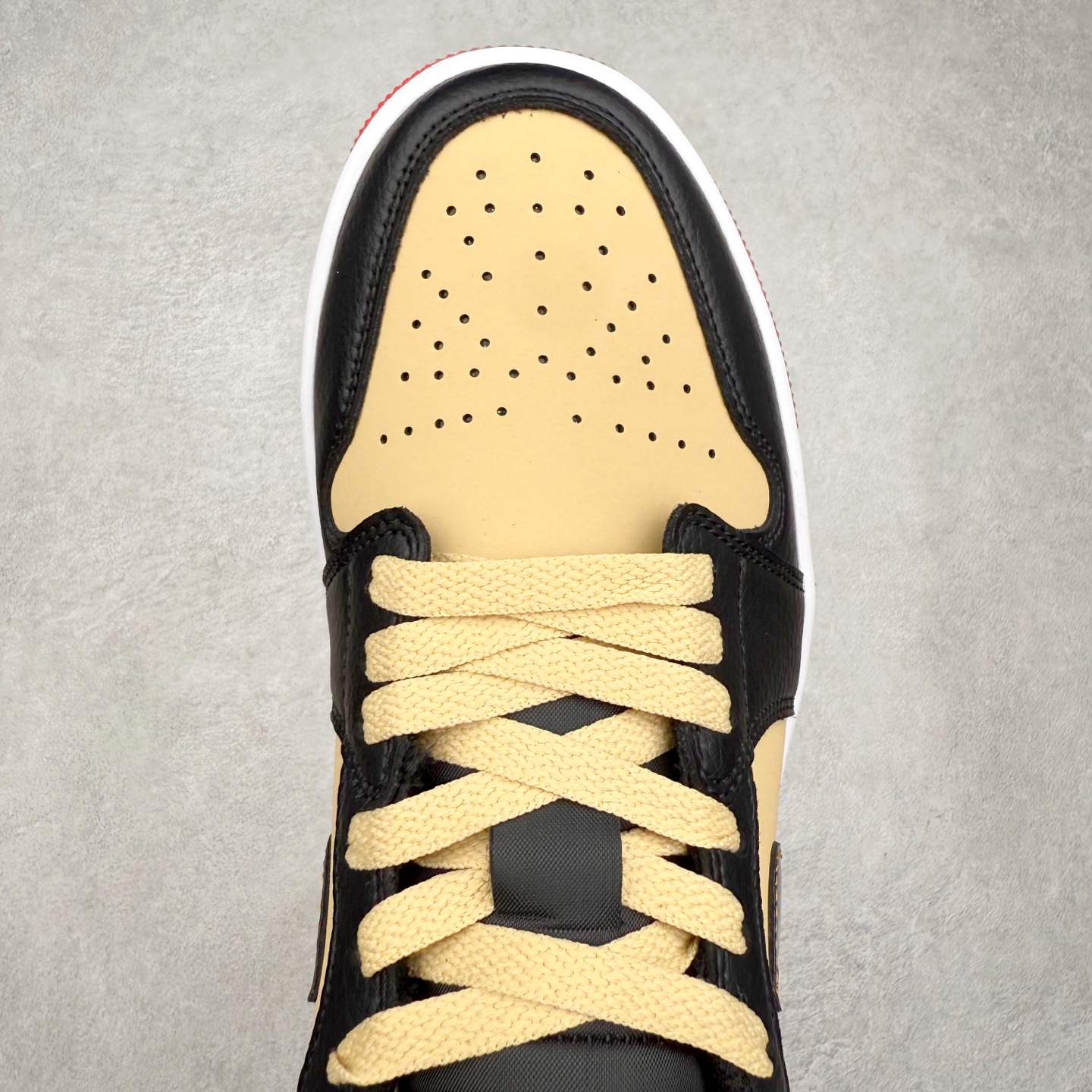 图片[4]-＃K版 Air Jordan AJ1 Low 低帮 HQ2016-200 全新流水线出品 DT版本唯一平替选择 市场第二梯队最强版 全部原鞋开发 原楦原纸板开发 全鞋电脑针车 原厂内置全掌气垫 原盒内在原标 唯一Zp原版鞋带绑法 免检产品 全新2022版型 全头层皮料 完美零毛边处理 原厂配置全掌气垫 价格定位良心 几十个配色陆续出货 实拍调校N版已经零色差零失真 百分百还原实物色彩所见即所得 不存在货不对板色差等低级问题 选购参考实物拍摄 不混卖不参货 只用心做好货严格选品 承诺混一赔十 尺码：36 36.5 37.5 38 38.5 39 40 40.5 41 42 42.5 43 44 44.5 45-选品中心