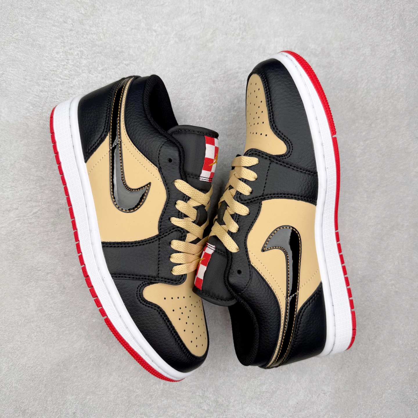 图片[3]-＃K版 Air Jordan AJ1 Low 低帮 HQ2016-200 全新流水线出品 DT版本唯一平替选择 市场第二梯队最强版 全部原鞋开发 原楦原纸板开发 全鞋电脑针车 原厂内置全掌气垫 原盒内在原标 唯一Zp原版鞋带绑法 免检产品 全新2022版型 全头层皮料 完美零毛边处理 原厂配置全掌气垫 价格定位良心 几十个配色陆续出货 实拍调校N版已经零色差零失真 百分百还原实物色彩所见即所得 不存在货不对板色差等低级问题 选购参考实物拍摄 不混卖不参货 只用心做好货严格选品 承诺混一赔十 尺码：36 36.5 37.5 38 38.5 39 40 40.5 41 42 42.5 43 44 44.5 45-选品中心