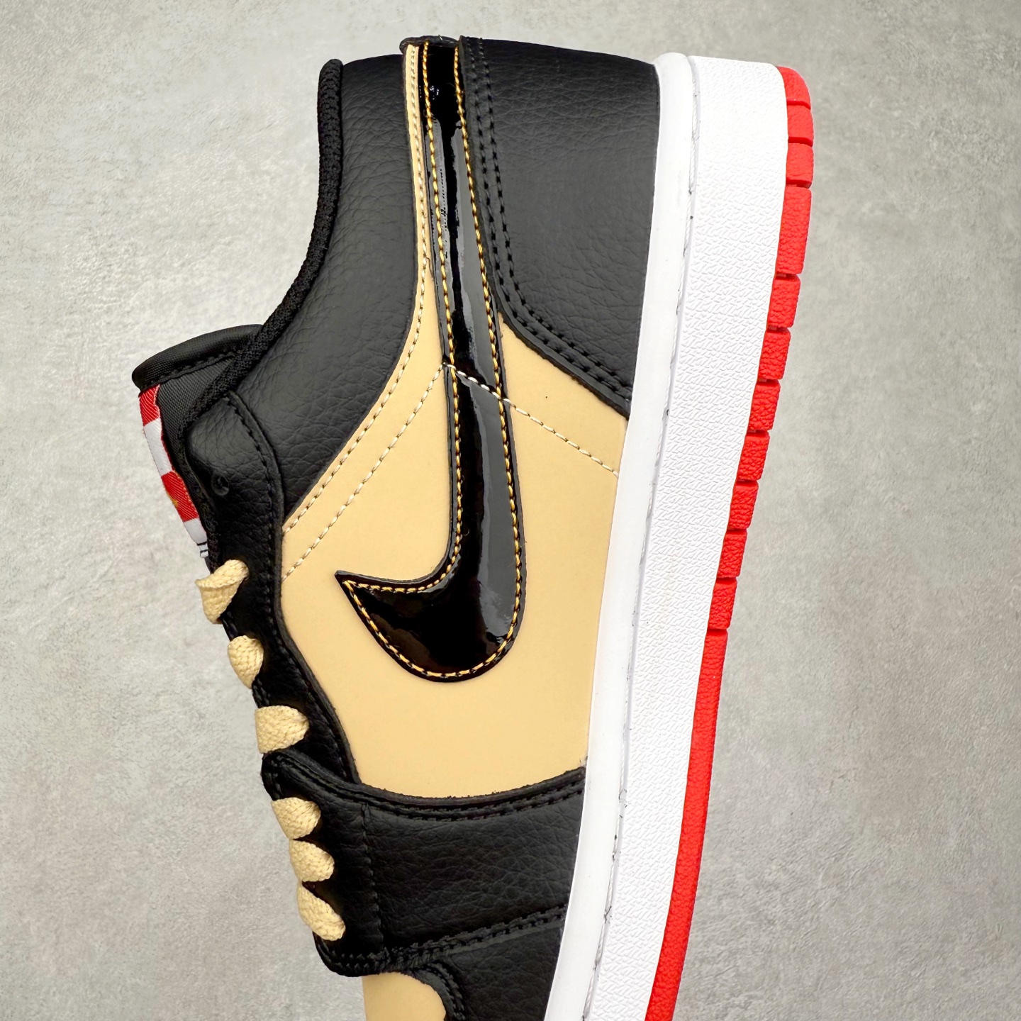 图片[7]-＃K版 Air Jordan AJ1 Low 低帮 HQ2016-200 全新流水线出品 DT版本唯一平替选择 市场第二梯队最强版 全部原鞋开发 原楦原纸板开发 全鞋电脑针车 原厂内置全掌气垫 原盒内在原标 唯一Zp原版鞋带绑法 免检产品 全新2022版型 全头层皮料 完美零毛边处理 原厂配置全掌气垫 价格定位良心 几十个配色陆续出货 实拍调校N版已经零色差零失真 百分百还原实物色彩所见即所得 不存在货不对板色差等低级问题 选购参考实物拍摄 不混卖不参货 只用心做好货严格选品 承诺混一赔十 尺码：36 36.5 37.5 38 38.5 39 40 40.5 41 42 42.5 43 44 44.5 45-选品中心