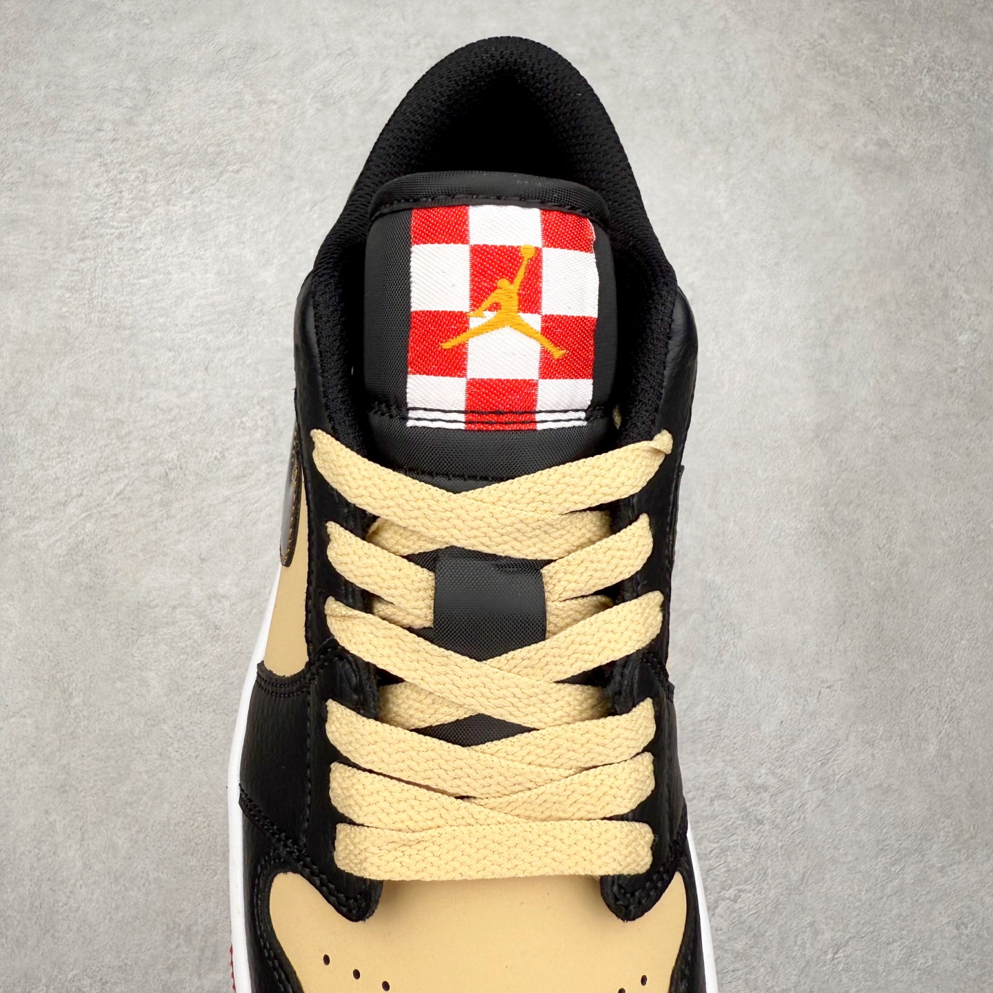 图片[5]-＃K版 Air Jordan AJ1 Low 低帮 HQ2016-200 全新流水线出品 DT版本唯一平替选择 市场第二梯队最强版 全部原鞋开发 原楦原纸板开发 全鞋电脑针车 原厂内置全掌气垫 原盒内在原标 唯一Zp原版鞋带绑法 免检产品 全新2022版型 全头层皮料 完美零毛边处理 原厂配置全掌气垫 价格定位良心 几十个配色陆续出货 实拍调校N版已经零色差零失真 百分百还原实物色彩所见即所得 不存在货不对板色差等低级问题 选购参考实物拍摄 不混卖不参货 只用心做好货严格选品 承诺混一赔十 尺码：36 36.5 37.5 38 38.5 39 40 40.5 41 42 42.5 43 44 44.5 45-选品中心