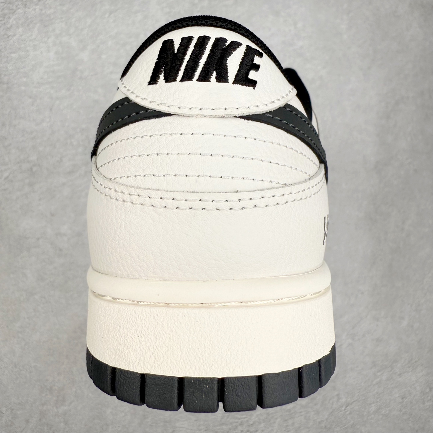 图片[8]-＃YC纯原 NK Dunk Low 朱墨黑 WB0508-041 此款以东方墨韵为灵感，以极简黑白重构经典，质感与色彩碰撞兼具高级与不羁。朱墨黑Swoosh凌厉划过，似墨痕挥洒收锋；鞋身「Victory」烙印不止是标签，更是成为人生赢家的胜利宣言。低帮轮廓利落收束，无论是街头漫步还是城市穿梭，每一步都踩准风格节奏。定制系列天花板 无原鞋不开发 全系列得物原鞋一比一校对开发 配色持续更新中 终端对接 优势输出 全套原厂楦头原纸板数据档案倾力打造 原汁原味莞产 极致还原 圈内最强针车工艺 高端零售指定版 广东原厂配套原盒原标 鞋盒分三个尺码段 原厂冲刀 超高清洁度 全鞋零毛边皮料切割 采用原厂百宏鞋带以及原厂百宏织唛舌标 内标可供原厂几率过验 进口原装条纹中底布 四线拉帮白色点胶 原厂拉帮手法遵循公司 原厂电绣 极致还原 尺码：36 36.5 37.5 38 38.5 39 40 40.5 41 42 42.5 43 44 44.5 45 46-选品中心