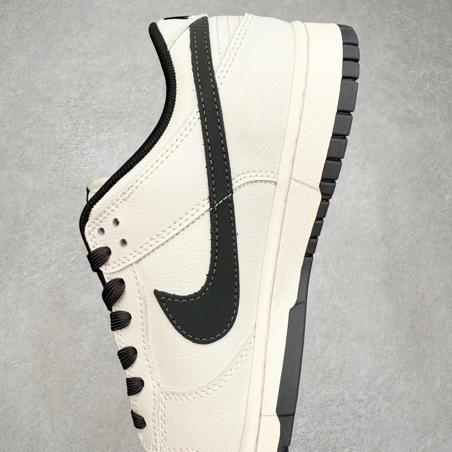 图片[7]-＃YC纯原 NK Dunk Low 朱墨黑 WB0508-041 此款以东方墨韵为灵感，以极简黑白重构经典，质感与色彩碰撞兼具高级与不羁。朱墨黑Swoosh凌厉划过，似墨痕挥洒收锋；鞋身「Victory」烙印不止是标签，更是成为人生赢家的胜利宣言。低帮轮廓利落收束，无论是街头漫步还是城市穿梭，每一步都踩准风格节奏。定制系列天花板 无原鞋不开发 全系列得物原鞋一比一校对开发 配色持续更新中 终端对接 优势输出 全套原厂楦头原纸板数据档案倾力打造 原汁原味莞产 极致还原 圈内最强针车工艺 高端零售指定版 广东原厂配套原盒原标 鞋盒分三个尺码段 原厂冲刀 超高清洁度 全鞋零毛边皮料切割 采用原厂百宏鞋带以及原厂百宏织唛舌标 内标可供原厂几率过验 进口原装条纹中底布 四线拉帮白色点胶 原厂拉帮手法遵循公司 原厂电绣 极致还原 尺码：36 36.5 37.5 38 38.5 39 40 40.5 41 42 42.5 43 44 44.5 45 46-选品中心