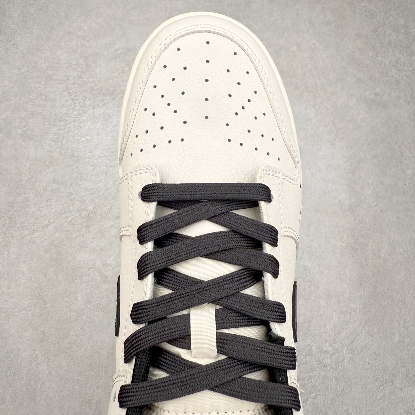 图片[4]-＃YC纯原 NK Dunk Low 朱墨黑 WB0508-041 此款以东方墨韵为灵感，以极简黑白重构经典，质感与色彩碰撞兼具高级与不羁。朱墨黑Swoosh凌厉划过，似墨痕挥洒收锋；鞋身「Victory」烙印不止是标签，更是成为人生赢家的胜利宣言。低帮轮廓利落收束，无论是街头漫步还是城市穿梭，每一步都踩准风格节奏。定制系列天花板 无原鞋不开发 全系列得物原鞋一比一校对开发 配色持续更新中 终端对接 优势输出 全套原厂楦头原纸板数据档案倾力打造 原汁原味莞产 极致还原 圈内最强针车工艺 高端零售指定版 广东原厂配套原盒原标 鞋盒分三个尺码段 原厂冲刀 超高清洁度 全鞋零毛边皮料切割 采用原厂百宏鞋带以及原厂百宏织唛舌标 内标可供原厂几率过验 进口原装条纹中底布 四线拉帮白色点胶 原厂拉帮手法遵循公司 原厂电绣 极致还原 尺码：36 36.5 37.5 38 38.5 39 40 40.5 41 42 42.5 43 44 44.5 45 46-选品中心