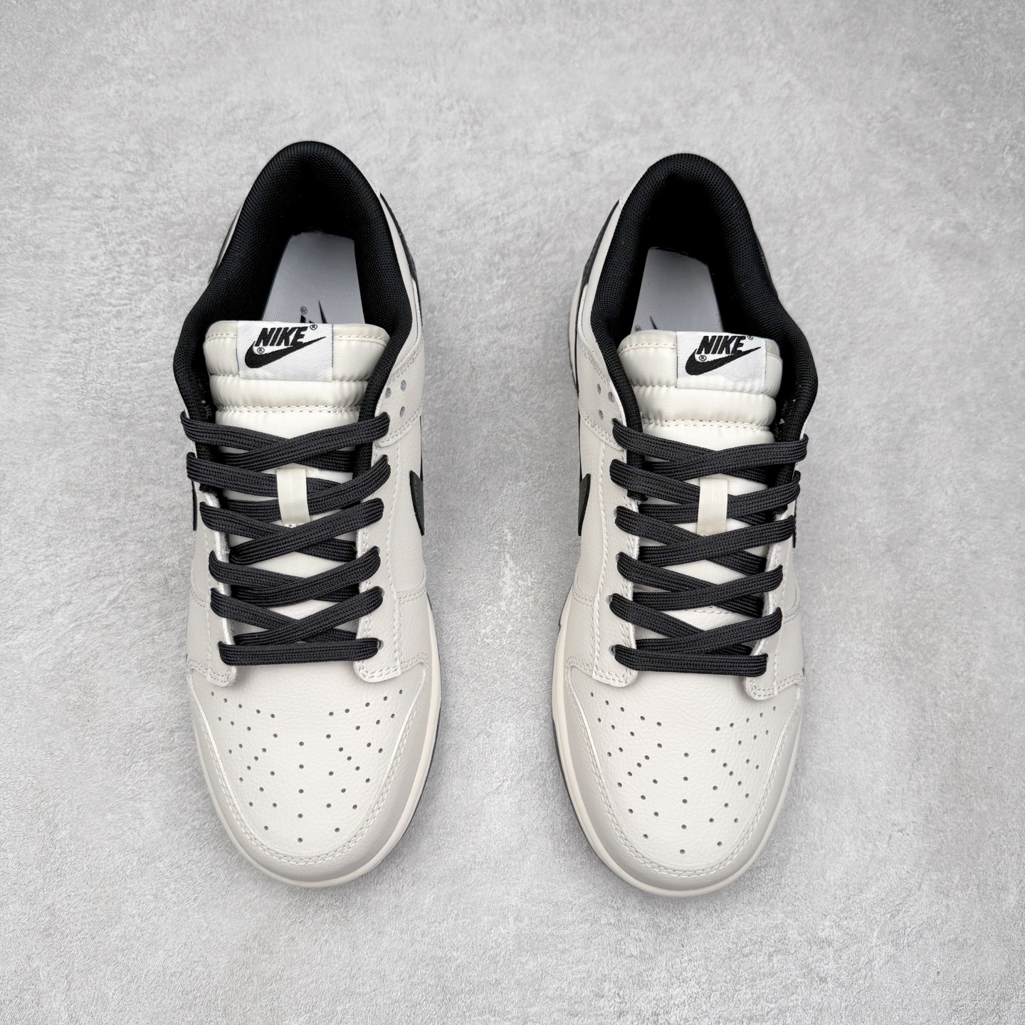 图片[2]-＃YC纯原 NK Dunk Low 朱墨黑 WB0508-041 此款以东方墨韵为灵感，以极简黑白重构经典，质感与色彩碰撞兼具高级与不羁。朱墨黑Swoosh凌厉划过，似墨痕挥洒收锋；鞋身「Victory」烙印不止是标签，更是成为人生赢家的胜利宣言。低帮轮廓利落收束，无论是街头漫步还是城市穿梭，每一步都踩准风格节奏。定制系列天花板 无原鞋不开发 全系列得物原鞋一比一校对开发 配色持续更新中 终端对接 优势输出 全套原厂楦头原纸板数据档案倾力打造 原汁原味莞产 极致还原 圈内最强针车工艺 高端零售指定版 广东原厂配套原盒原标 鞋盒分三个尺码段 原厂冲刀 超高清洁度 全鞋零毛边皮料切割 采用原厂百宏鞋带以及原厂百宏织唛舌标 内标可供原厂几率过验 进口原装条纹中底布 四线拉帮白色点胶 原厂拉帮手法遵循公司 原厂电绣 极致还原 尺码：36 36.5 37.5 38 38.5 39 40 40.5 41 42 42.5 43 44 44.5 45 46-选品中心