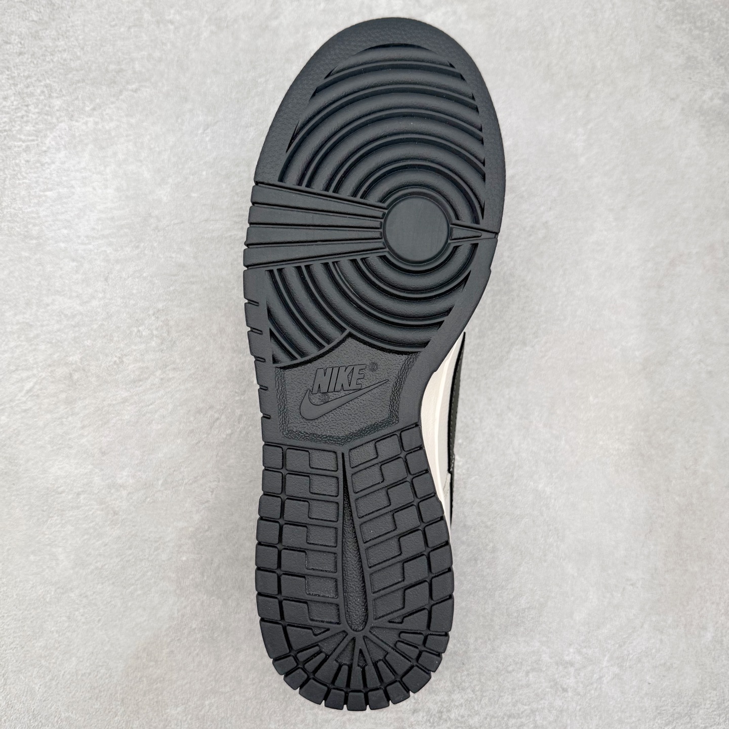 图片[9]-＃YC纯原 NK Dunk Low 朱墨黑 WB0508-041 此款以东方墨韵为灵感，以极简黑白重构经典，质感与色彩碰撞兼具高级与不羁。朱墨黑Swoosh凌厉划过，似墨痕挥洒收锋；鞋身「Victory」烙印不止是标签，更是成为人生赢家的胜利宣言。低帮轮廓利落收束，无论是街头漫步还是城市穿梭，每一步都踩准风格节奏。定制系列天花板 无原鞋不开发 全系列得物原鞋一比一校对开发 配色持续更新中 终端对接 优势输出 全套原厂楦头原纸板数据档案倾力打造 原汁原味莞产 极致还原 圈内最强针车工艺 高端零售指定版 广东原厂配套原盒原标 鞋盒分三个尺码段 原厂冲刀 超高清洁度 全鞋零毛边皮料切割 采用原厂百宏鞋带以及原厂百宏织唛舌标 内标可供原厂几率过验 进口原装条纹中底布 四线拉帮白色点胶 原厂拉帮手法遵循公司 原厂电绣 极致还原 尺码：36 36.5 37.5 38 38.5 39 40 40.5 41 42 42.5 43 44 44.5 45 46-选品中心