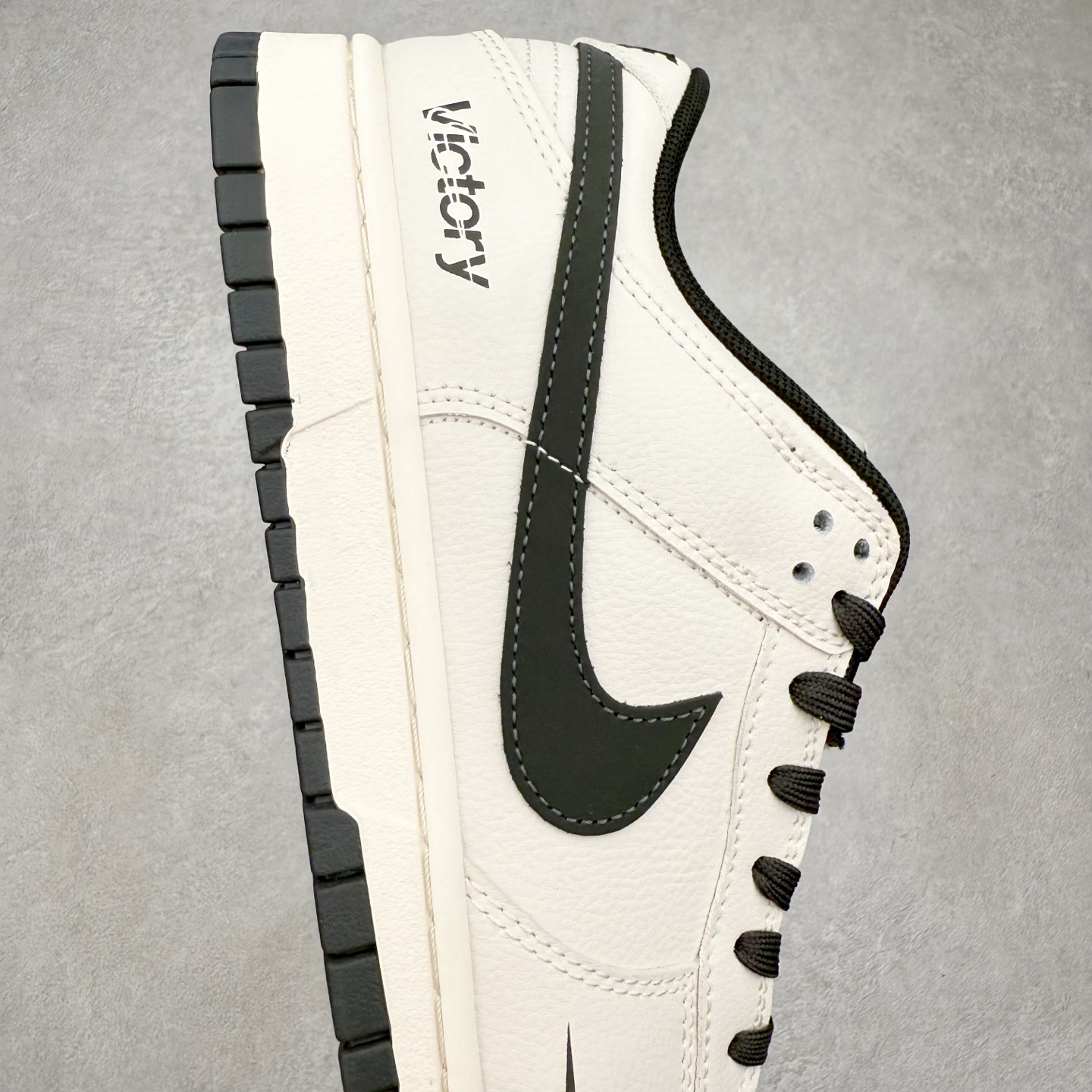 图片[6]-＃YC纯原 NK Dunk Low 朱墨黑 WB0508-041 此款以东方墨韵为灵感，以极简黑白重构经典，质感与色彩碰撞兼具高级与不羁。朱墨黑Swoosh凌厉划过，似墨痕挥洒收锋；鞋身「Victory」烙印不止是标签，更是成为人生赢家的胜利宣言。低帮轮廓利落收束，无论是街头漫步还是城市穿梭，每一步都踩准风格节奏。定制系列天花板 无原鞋不开发 全系列得物原鞋一比一校对开发 配色持续更新中 终端对接 优势输出 全套原厂楦头原纸板数据档案倾力打造 原汁原味莞产 极致还原 圈内最强针车工艺 高端零售指定版 广东原厂配套原盒原标 鞋盒分三个尺码段 原厂冲刀 超高清洁度 全鞋零毛边皮料切割 采用原厂百宏鞋带以及原厂百宏织唛舌标 内标可供原厂几率过验 进口原装条纹中底布 四线拉帮白色点胶 原厂拉帮手法遵循公司 原厂电绣 极致还原 尺码：36 36.5 37.5 38 38.5 39 40 40.5 41 42 42.5 43 44 44.5 45 46-选品中心