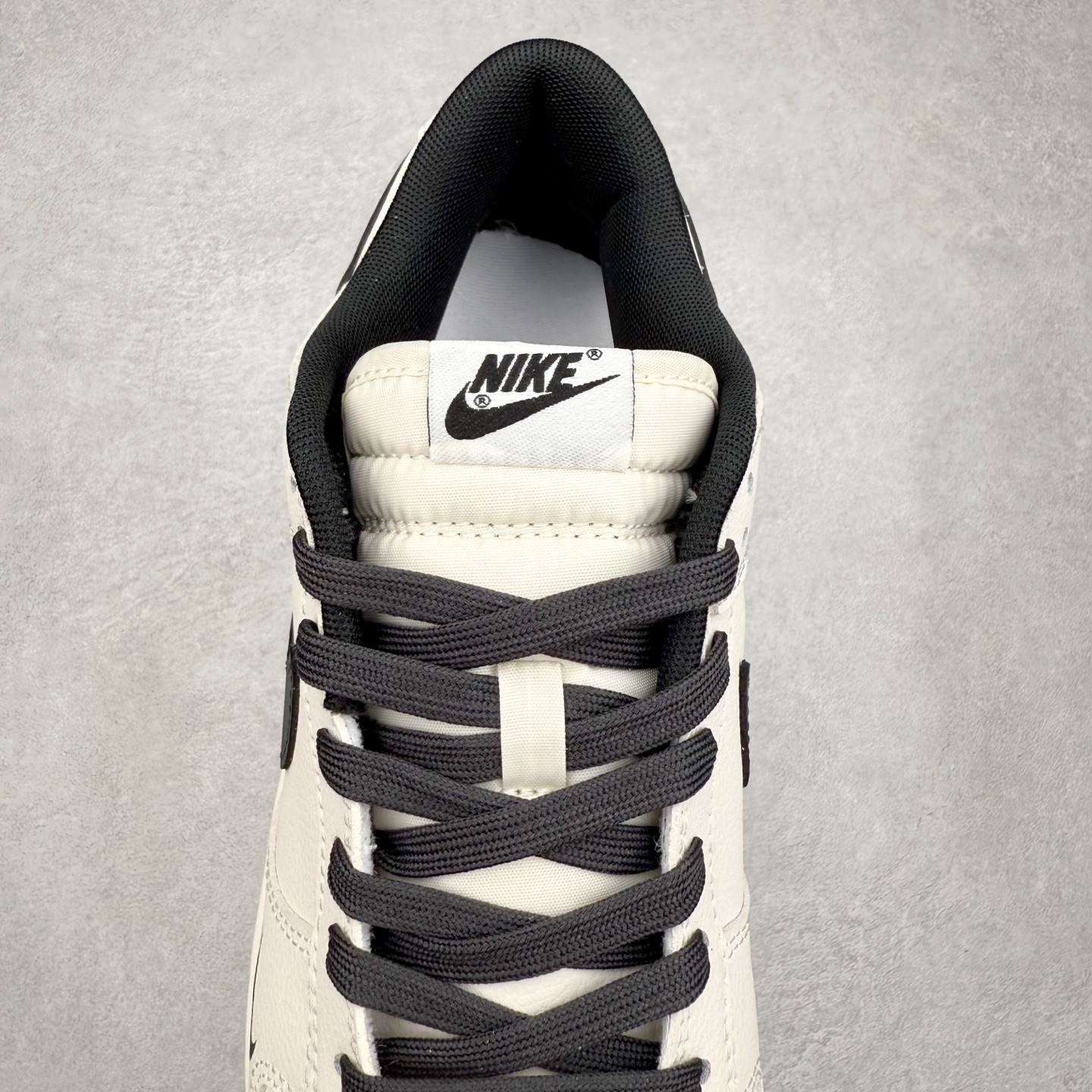 图片[5]-＃YC纯原 NK Dunk Low 朱墨黑 WB0508-041 此款以东方墨韵为灵感，以极简黑白重构经典，质感与色彩碰撞兼具高级与不羁。朱墨黑Swoosh凌厉划过，似墨痕挥洒收锋；鞋身「Victory」烙印不止是标签，更是成为人生赢家的胜利宣言。低帮轮廓利落收束，无论是街头漫步还是城市穿梭，每一步都踩准风格节奏。定制系列天花板 无原鞋不开发 全系列得物原鞋一比一校对开发 配色持续更新中 终端对接 优势输出 全套原厂楦头原纸板数据档案倾力打造 原汁原味莞产 极致还原 圈内最强针车工艺 高端零售指定版 广东原厂配套原盒原标 鞋盒分三个尺码段 原厂冲刀 超高清洁度 全鞋零毛边皮料切割 采用原厂百宏鞋带以及原厂百宏织唛舌标 内标可供原厂几率过验 进口原装条纹中底布 四线拉帮白色点胶 原厂拉帮手法遵循公司 原厂电绣 极致还原 尺码：36 36.5 37.5 38 38.5 39 40 40.5 41 42 42.5 43 44 44.5 45 46-选品中心