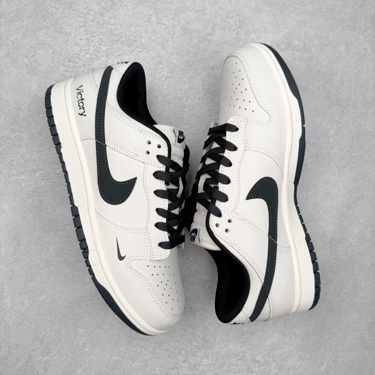 图片[3]-＃YC纯原 NK Dunk Low 朱墨黑 WB0508-041 此款以东方墨韵为灵感，以极简黑白重构经典，质感与色彩碰撞兼具高级与不羁。朱墨黑Swoosh凌厉划过，似墨痕挥洒收锋；鞋身「Victory」烙印不止是标签，更是成为人生赢家的胜利宣言。低帮轮廓利落收束，无论是街头漫步还是城市穿梭，每一步都踩准风格节奏。定制系列天花板 无原鞋不开发 全系列得物原鞋一比一校对开发 配色持续更新中 终端对接 优势输出 全套原厂楦头原纸板数据档案倾力打造 原汁原味莞产 极致还原 圈内最强针车工艺 高端零售指定版 广东原厂配套原盒原标 鞋盒分三个尺码段 原厂冲刀 超高清洁度 全鞋零毛边皮料切割 采用原厂百宏鞋带以及原厂百宏织唛舌标 内标可供原厂几率过验 进口原装条纹中底布 四线拉帮白色点胶 原厂拉帮手法遵循公司 原厂电绣 极致还原 尺码：36 36.5 37.5 38 38.5 39 40 40.5 41 42 42.5 43 44 44.5 45 46-选品中心