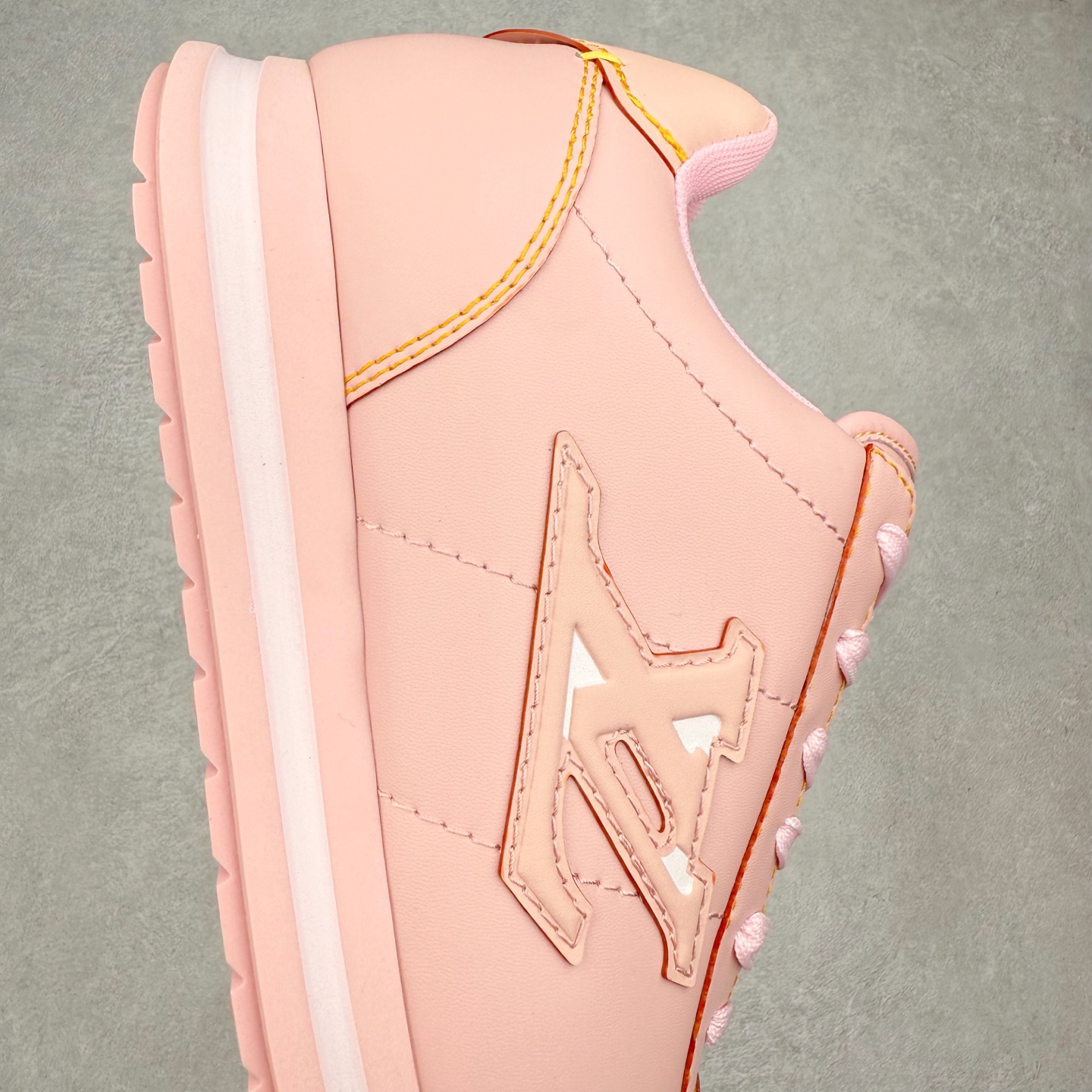 图片[6]-LOUIS VUITTON x Nigo lv联名款 Buttersoft 牛皮革羊皮革 FW25 图案压纹 圆头系带 低帮 生活休闲鞋 男女同款 白色 外贸零售特供批次 2023全新纸板数据 印花高频效果碾压市面 市售天花板产物 耗时半年巨作 全套原厂新版原纸板楦头开发 原厂特供皮料加持 市场所有版本中综合最强的货品 GD实力大厂出品 全网最全配色更新最快 最成熟的做工稳定的品控 完美鞋型超高的清洁度 零毛边线头瑕疵 全套原楦原纸版原鞋开模 全网最具灵魂的版型 正确原装黄色鞋盒 正确中底印花 鞋面印花3D高频深度立体 全鞋电脑针车 紧密相连 针距密度一致 环保乳胶注塑鞋垫 厚度脚感还原原版 皮面裁剪部位 统一油边封口工艺 原装橡胶大底含胶量大底组合零偏差 专柜全套包装 防尘袋 说明书 质保卡 男女鞋 尺码：35 36 37 38 39 40 41 42 43 44 45-选品中心