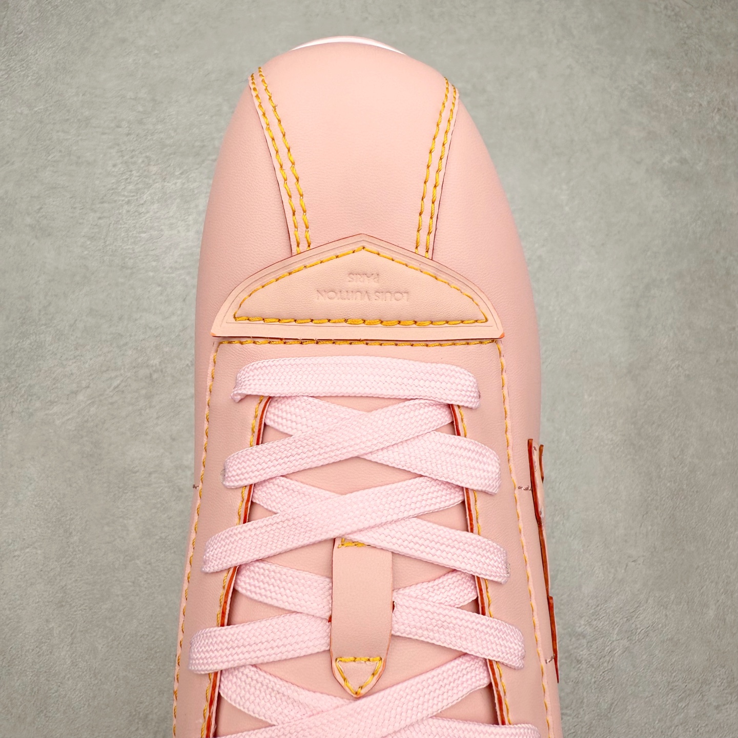 图片[4]-LOUIS VUITTON x Nigo lv联名款 Buttersoft 牛皮革羊皮革 FW25 图案压纹 圆头系带 低帮 生活休闲鞋 男女同款 白色 外贸零售特供批次 2023全新纸板数据 印花高频效果碾压市面 市售天花板产物 耗时半年巨作 全套原厂新版原纸板楦头开发 原厂特供皮料加持 市场所有版本中综合最强的货品 GD实力大厂出品 全网最全配色更新最快 最成熟的做工稳定的品控 完美鞋型超高的清洁度 零毛边线头瑕疵 全套原楦原纸版原鞋开模 全网最具灵魂的版型 正确原装黄色鞋盒 正确中底印花 鞋面印花3D高频深度立体 全鞋电脑针车 紧密相连 针距密度一致 环保乳胶注塑鞋垫 厚度脚感还原原版 皮面裁剪部位 统一油边封口工艺 原装橡胶大底含胶量大底组合零偏差 专柜全套包装 防尘袋 说明书 质保卡 男女鞋 尺码：35 36 37 38 39 40 41 42 43 44 45-选品中心