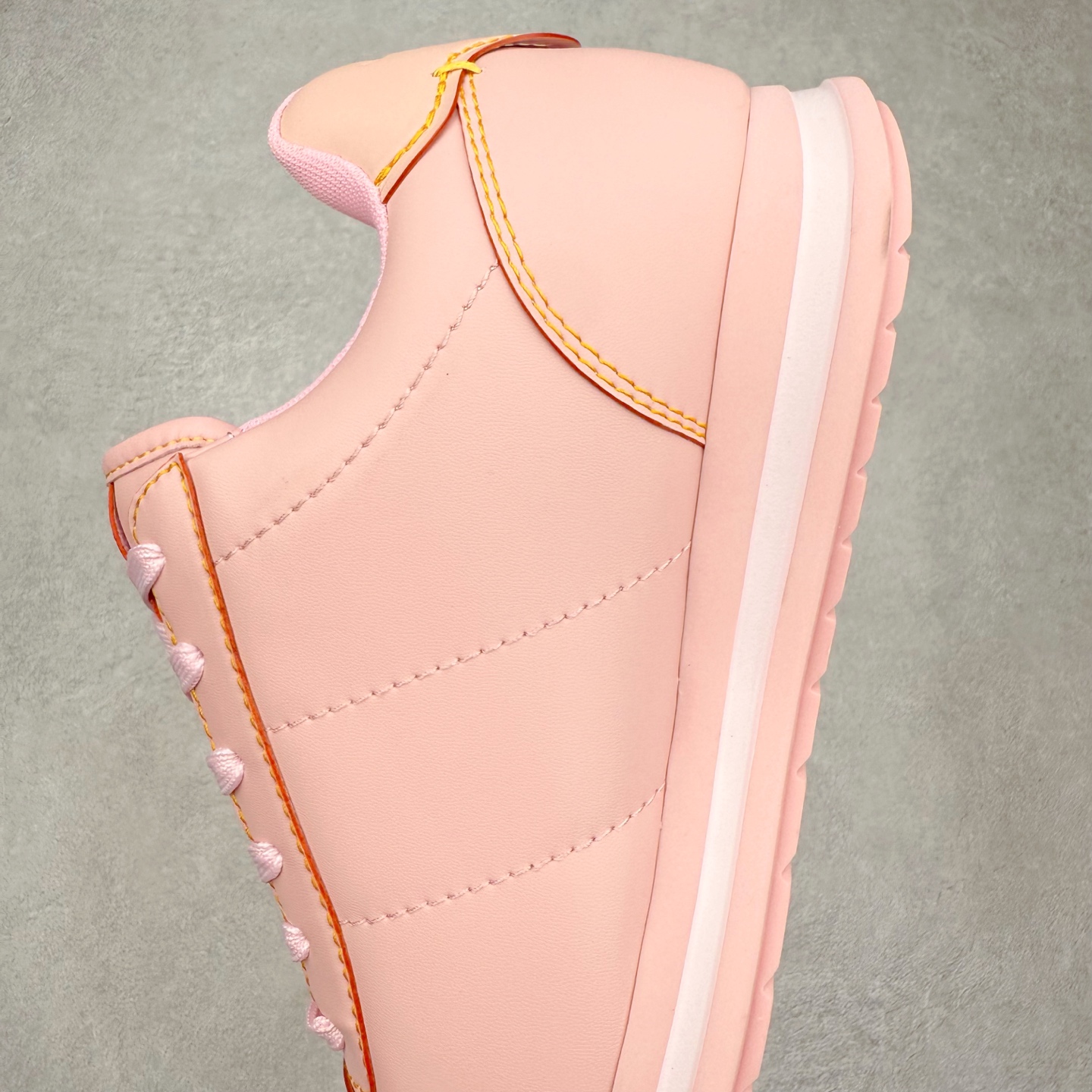 图片[7]-LOUIS VUITTON x Nigo lv联名款 Buttersoft 牛皮革羊皮革 FW25 图案压纹 圆头系带 低帮 生活休闲鞋 男女同款 白色 外贸零售特供批次 2023全新纸板数据 印花高频效果碾压市面 市售天花板产物 耗时半年巨作 全套原厂新版原纸板楦头开发 原厂特供皮料加持 市场所有版本中综合最强的货品 GD实力大厂出品 全网最全配色更新最快 最成熟的做工稳定的品控 完美鞋型超高的清洁度 零毛边线头瑕疵 全套原楦原纸版原鞋开模 全网最具灵魂的版型 正确原装黄色鞋盒 正确中底印花 鞋面印花3D高频深度立体 全鞋电脑针车 紧密相连 针距密度一致 环保乳胶注塑鞋垫 厚度脚感还原原版 皮面裁剪部位 统一油边封口工艺 原装橡胶大底含胶量大底组合零偏差 专柜全套包装 防尘袋 说明书 质保卡 男女鞋 尺码：35 36 37 38 39 40 41 42 43 44 45-选品中心